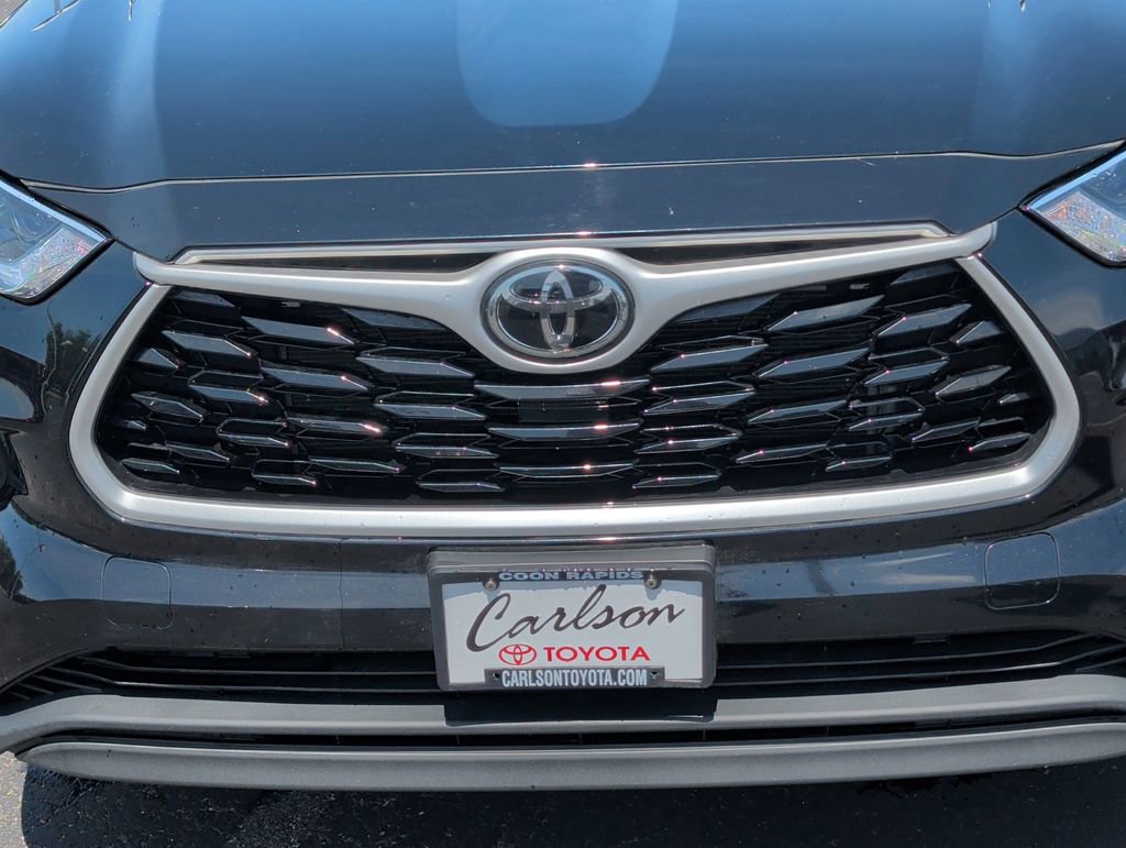 Used 2021 Toyota Highlander XLE AWD/4WD image 9