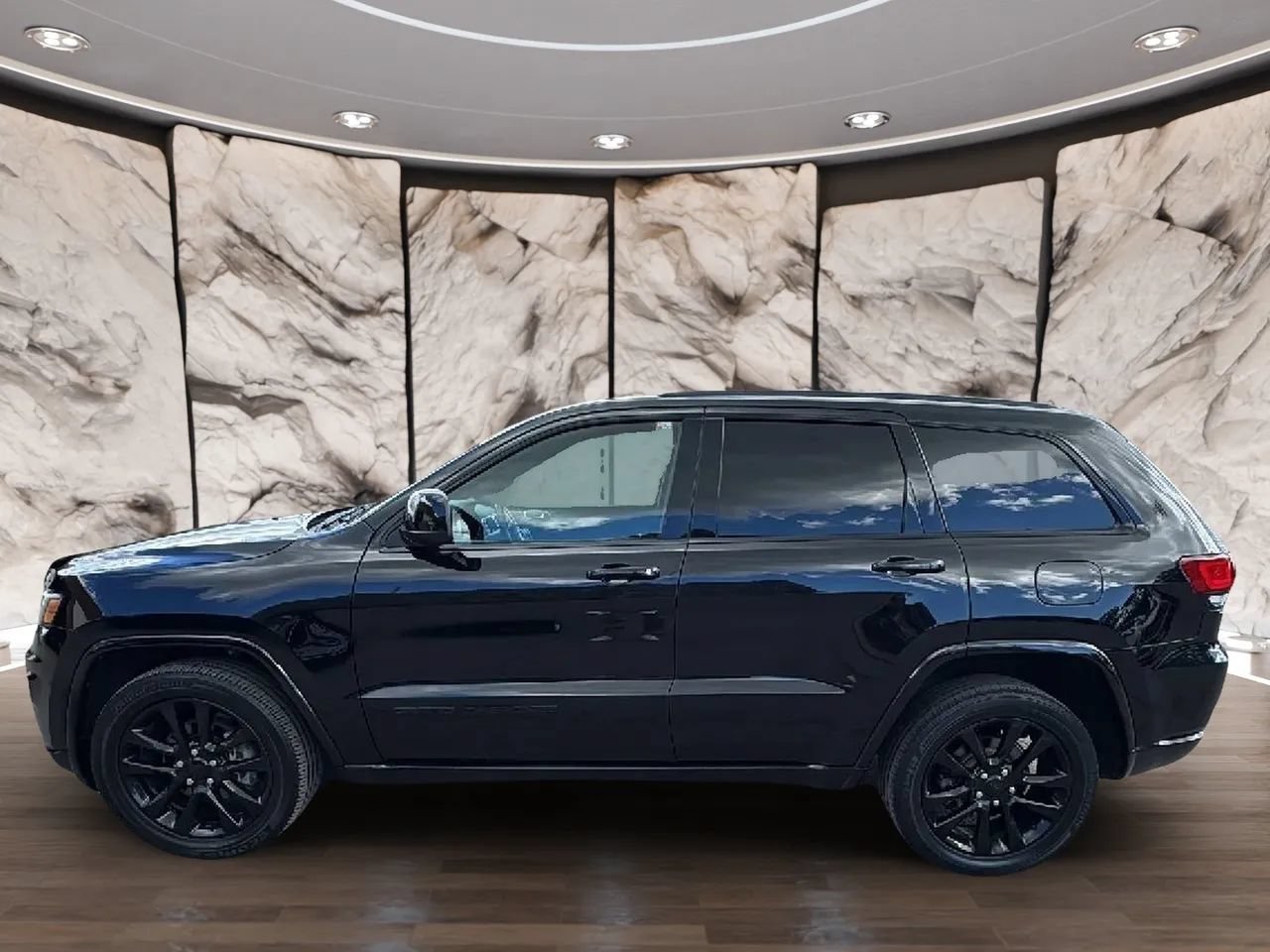 Used 2018 Jeep Grand Cherokee Altitude AWD/4WD image 28