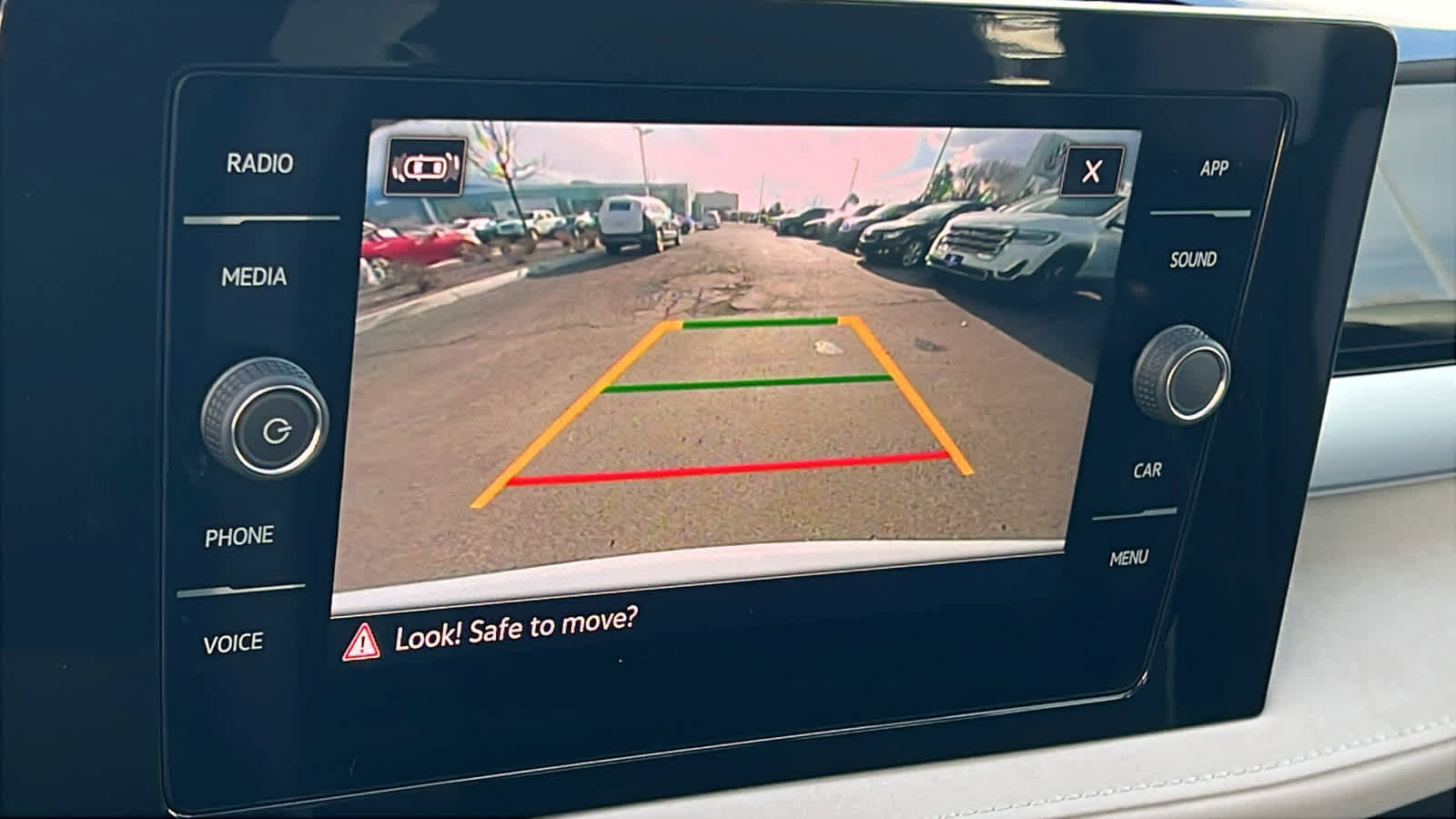 Used 2025 Volkswagen Taos SE w/ Panoramic Sunroof Package image 16