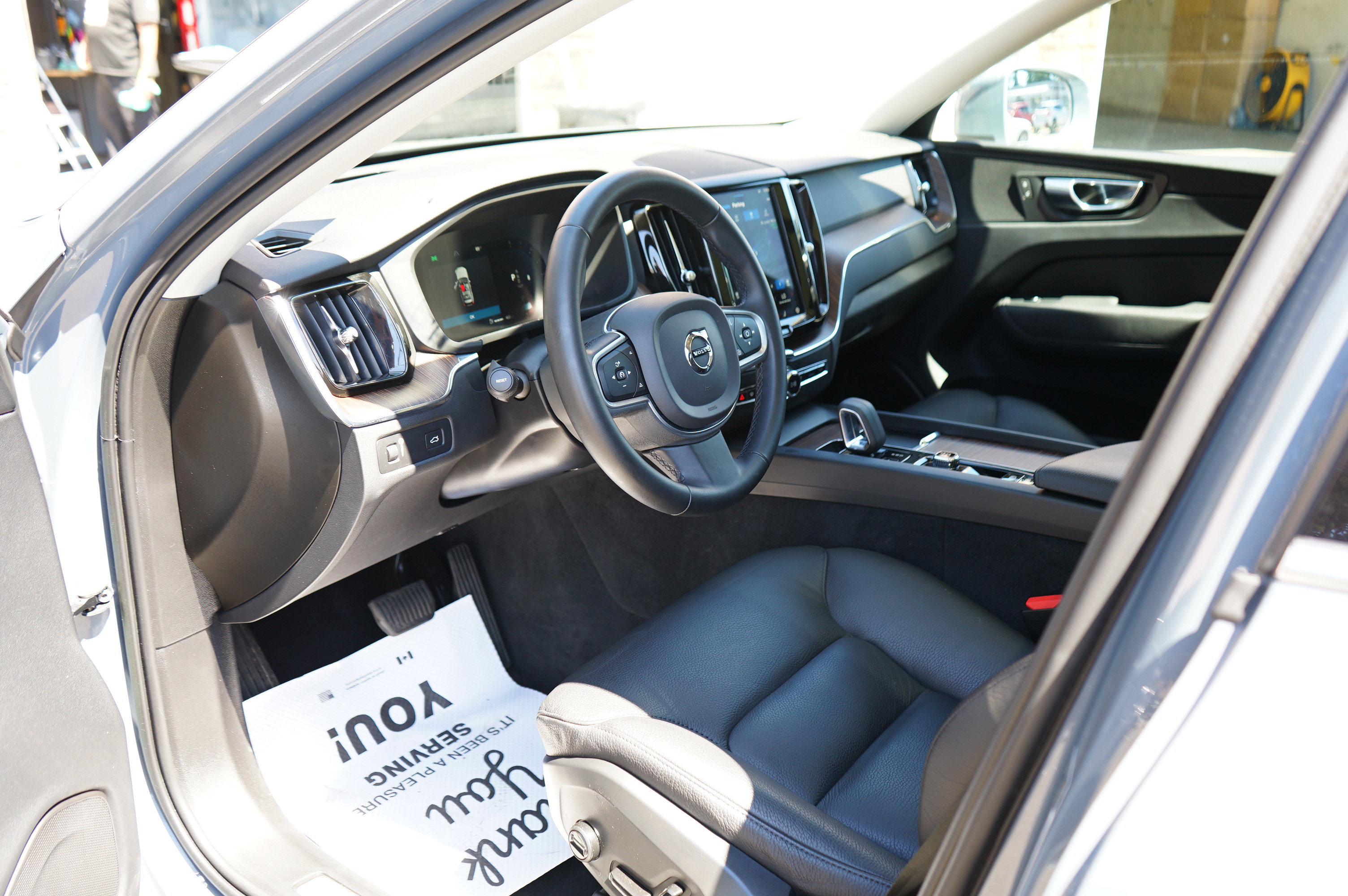 Used 2022 Volvo XC60 B5 Momentum image 17