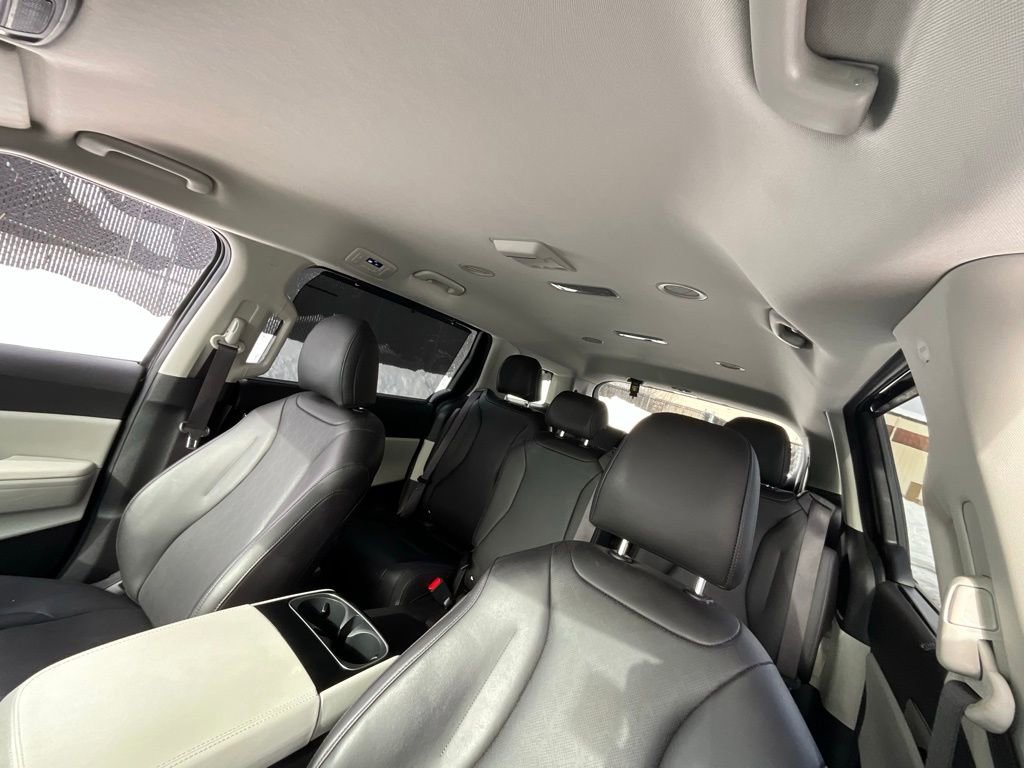 Used 2024 Kia Carnival EX image 14