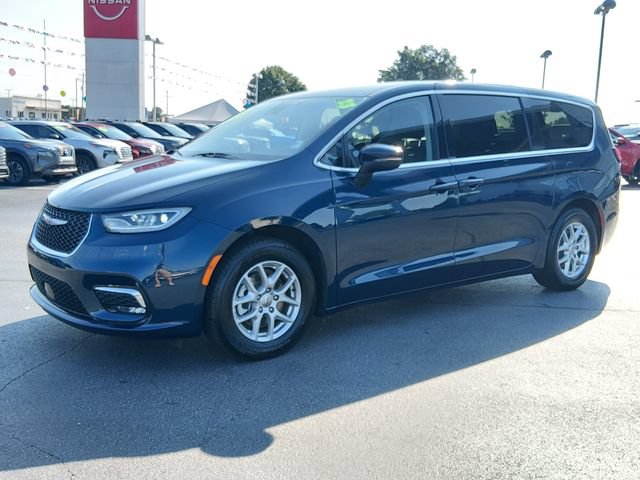 Used 2023 Chrysler Pacifica Touring-L FWD image 7