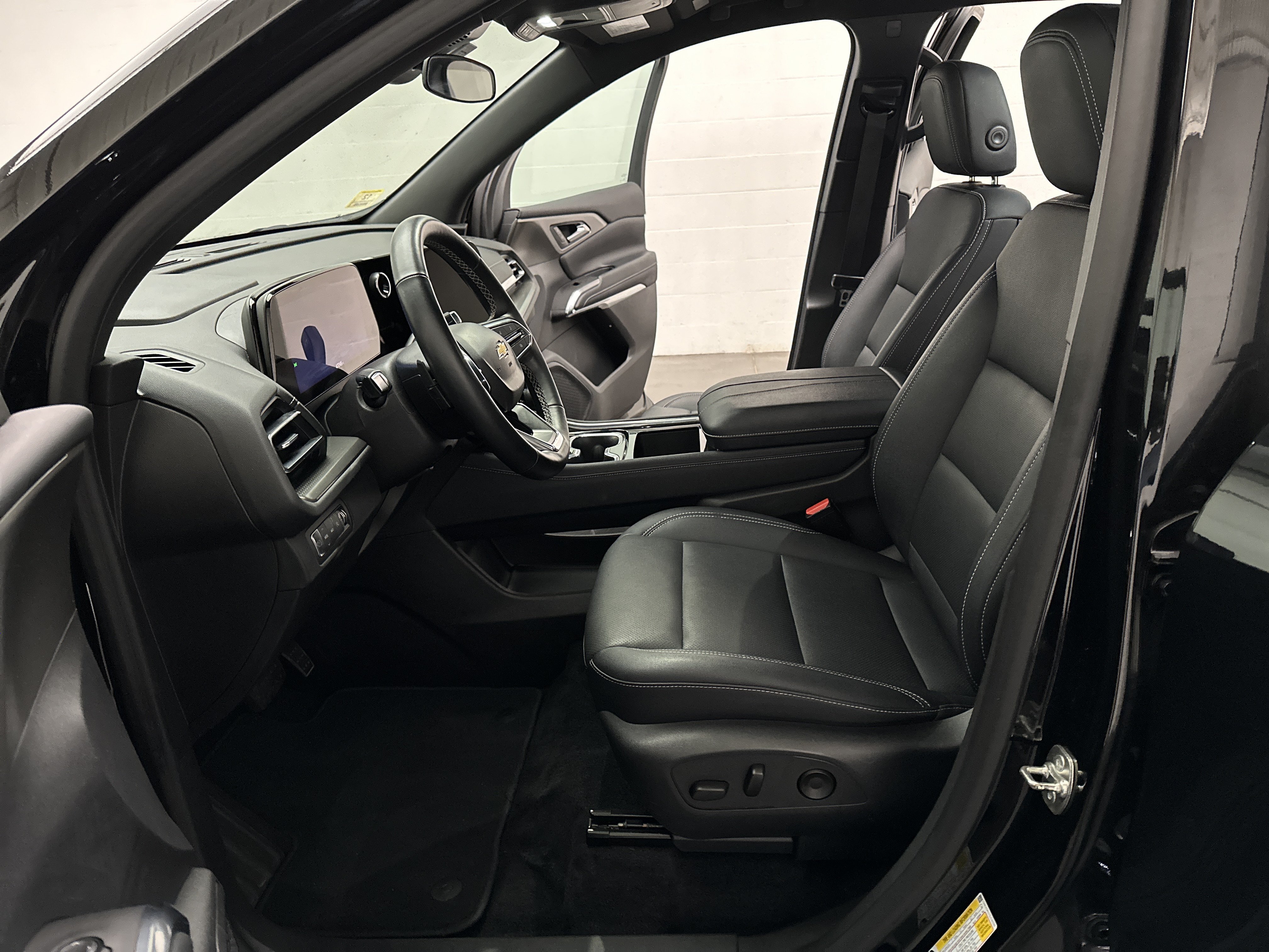 Used 2025 Chevrolet Traverse LT AWD/4WD image 19