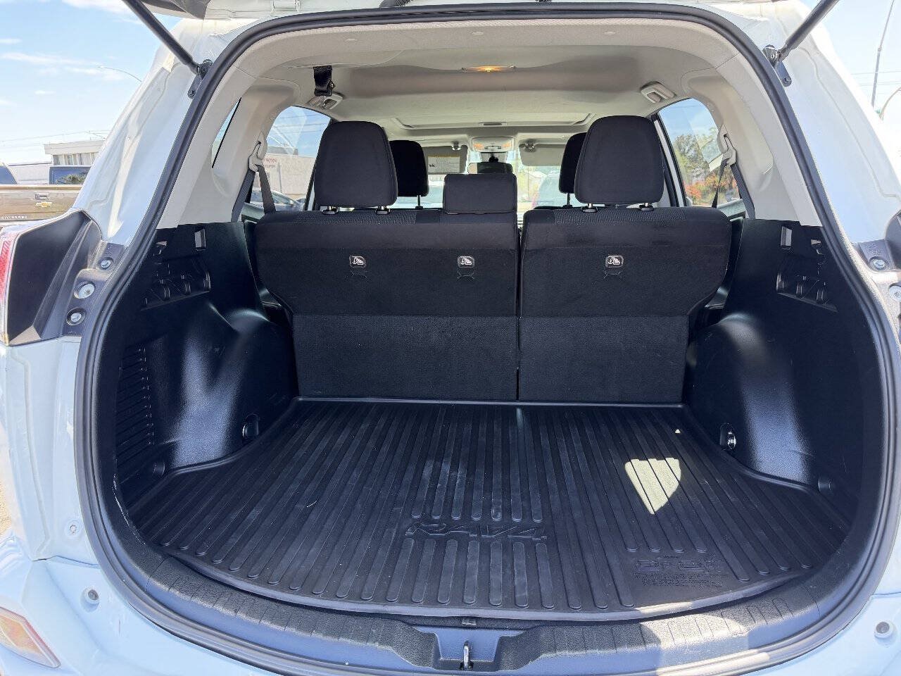 Used 2018 Toyota RAV4 XLE w/ Plus Extra Value Package FWD image 17