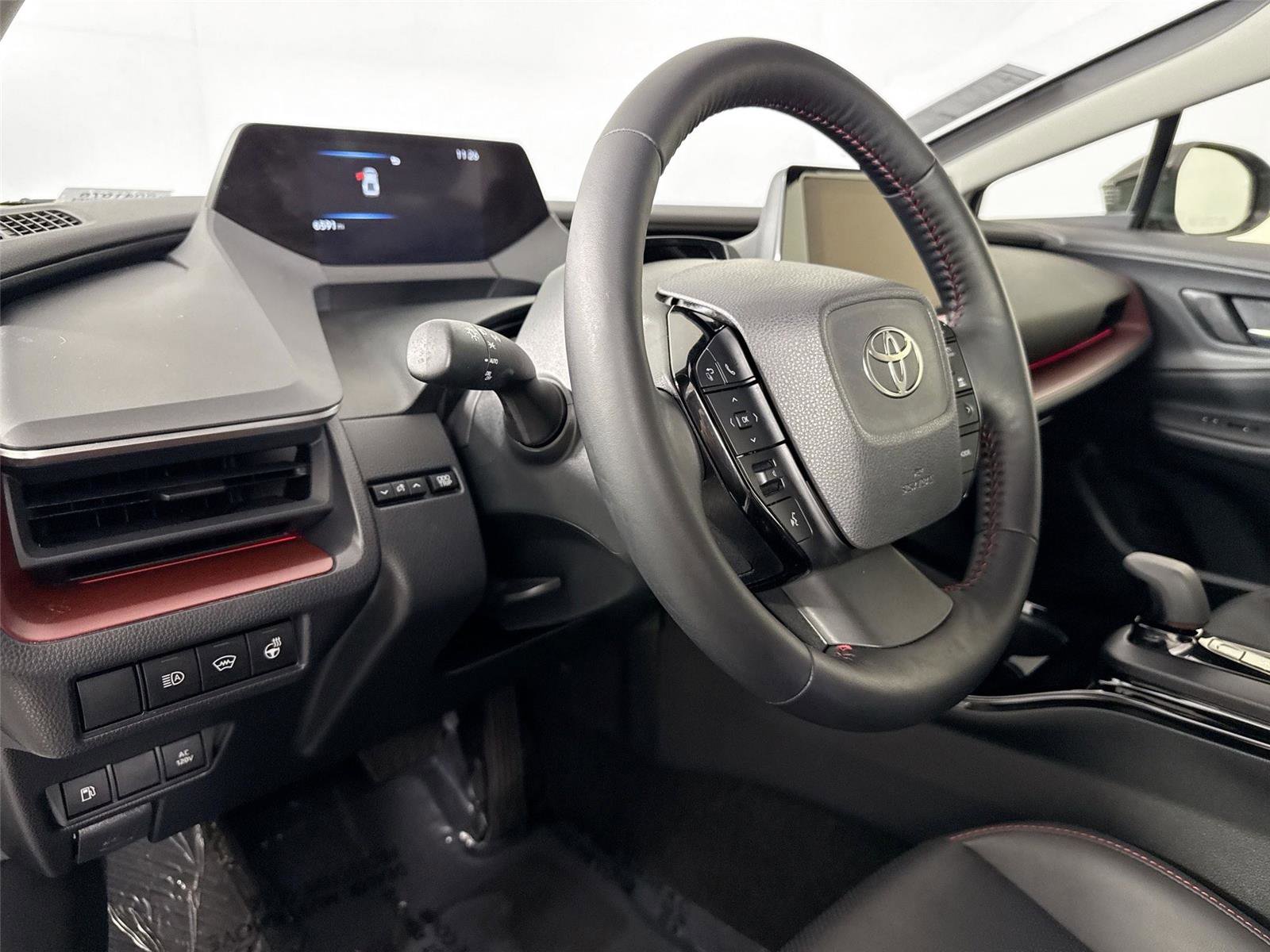 Used 2025 Toyota Prius XSE image 4