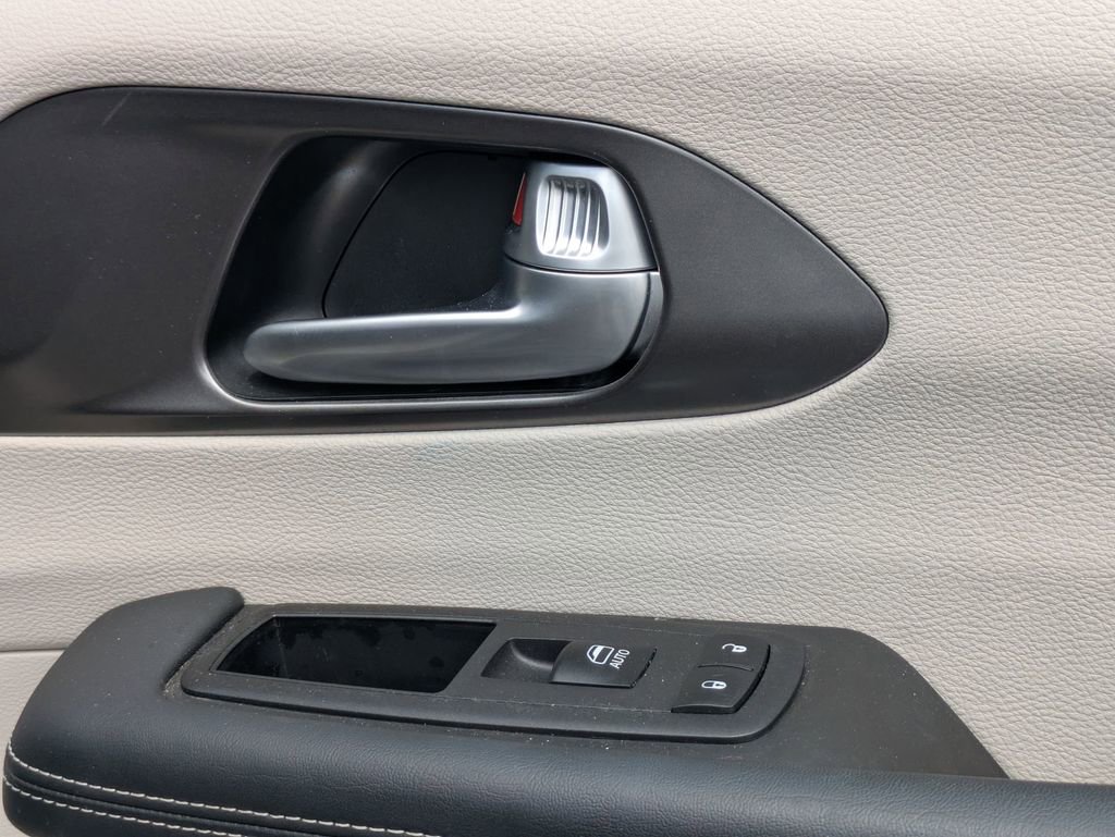 Used 2024 Chrysler Pacifica Touring-L FWD image 32