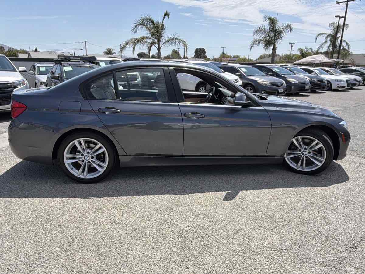 Used 2018 BMW 320i Sedan RWD image 4