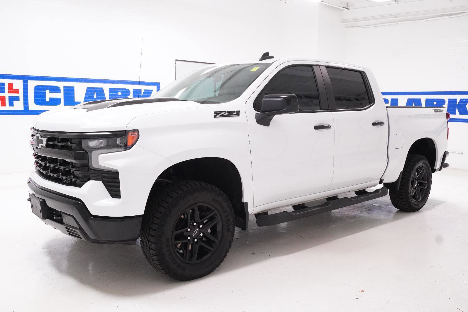 Used 2025 Chevrolet Silverado 1500 LT Trail Boss w/ Convenience Package II AWD/4WD image 8