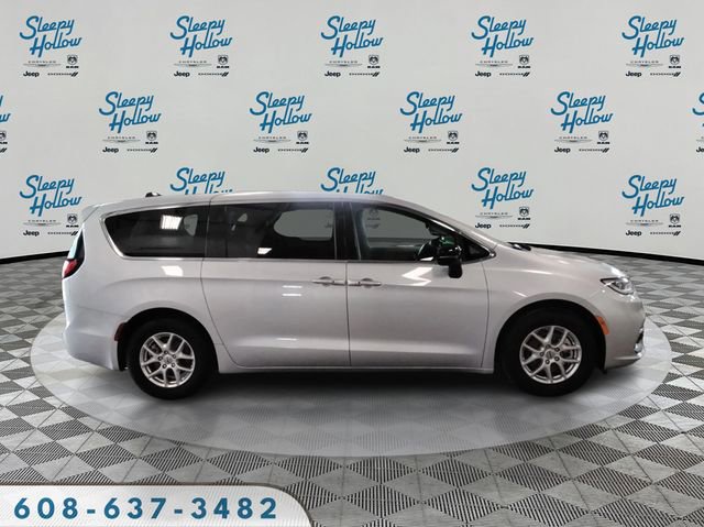 Used 2024 Chrysler Pacifica Touring-L image 4