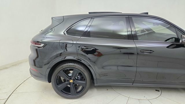 Used 2025 Porsche Cayenne w/ Premium Package image 7
