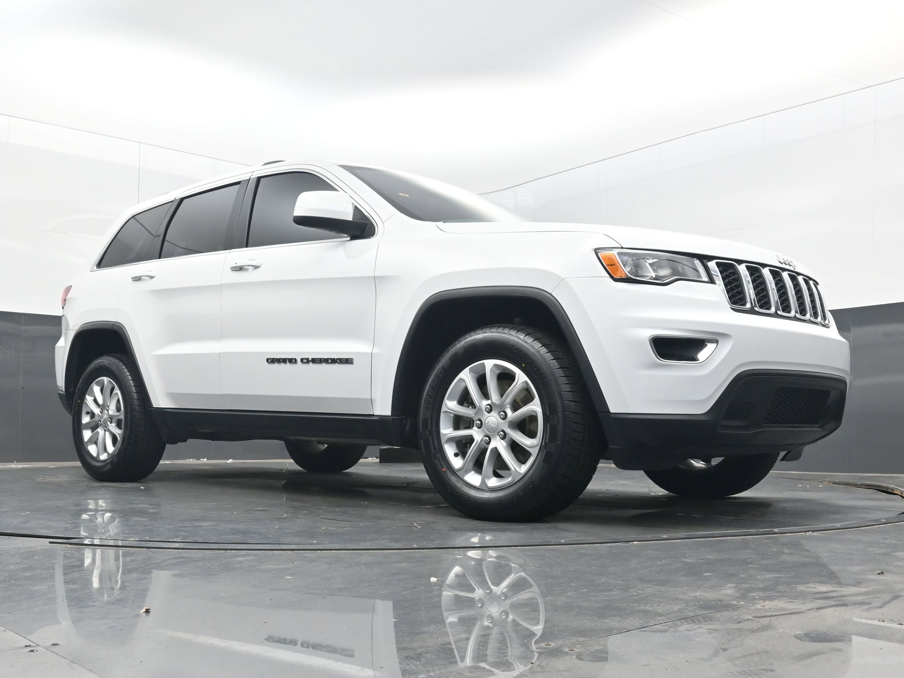 Used 2021 Jeep Grand Cherokee Laredo image 22