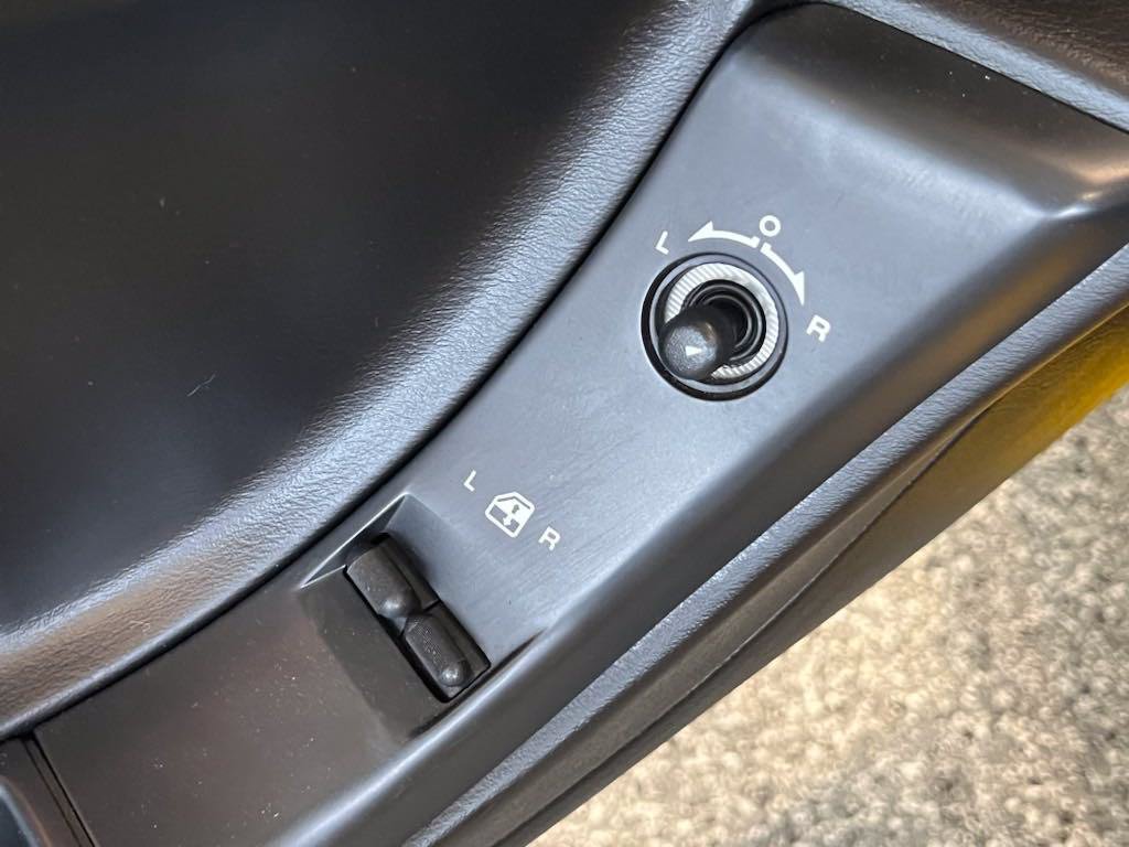 Used 1995 Chevrolet Corvette Convertible RWD image 17