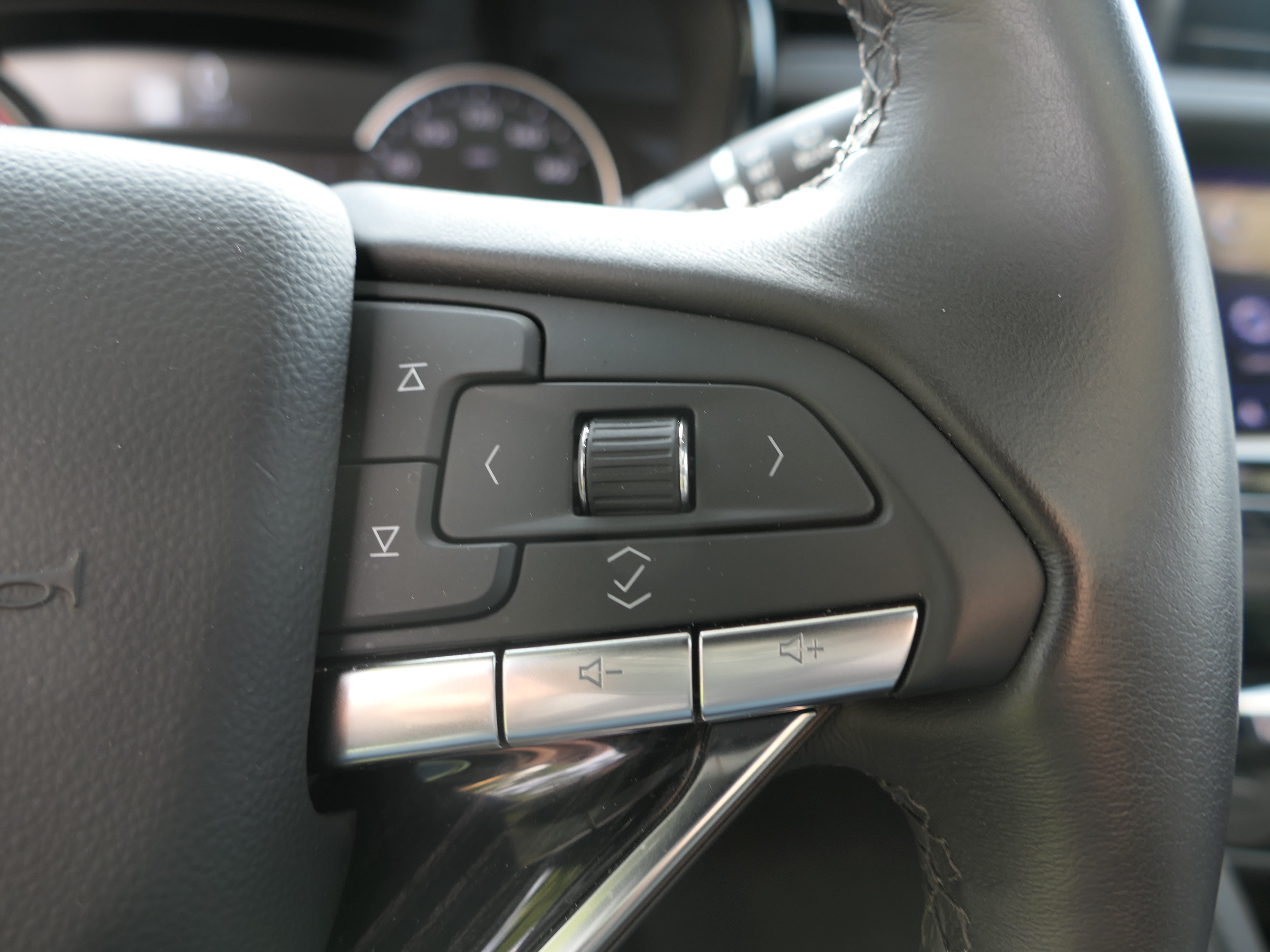 Certified 2025 Cadillac XT6 Premium Luxury FWD image 16