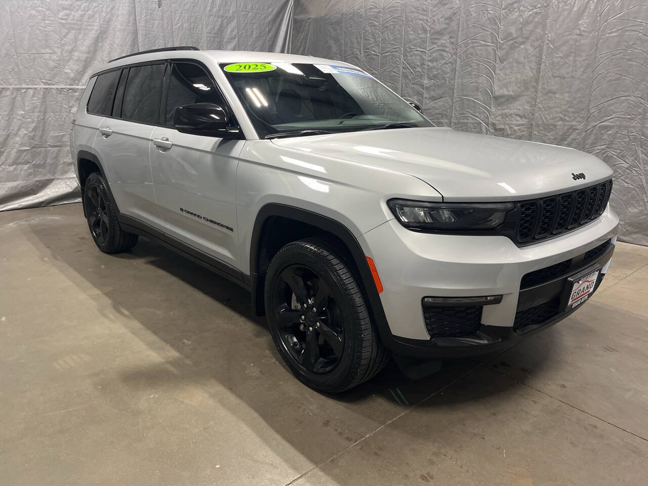 Used 2025 Jeep Grand Cherokee L Limited w/ Black Appearance Package AWD/4WD image 1
