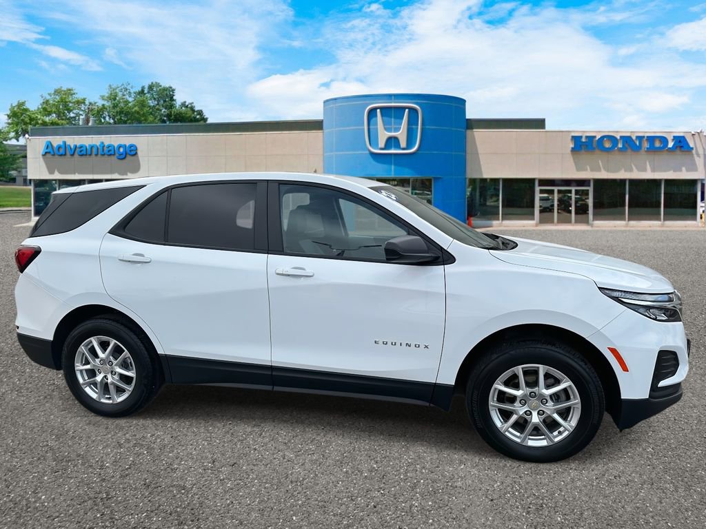 Used 2023 Chevrolet Equinox LS w/ LS Convenience Package image 3