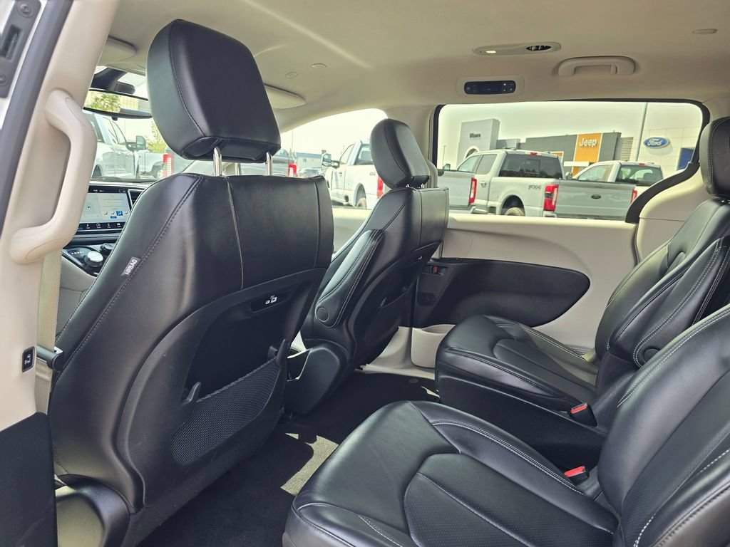 Used 2023 Chrysler Pacifica Touring-L FWD image 11