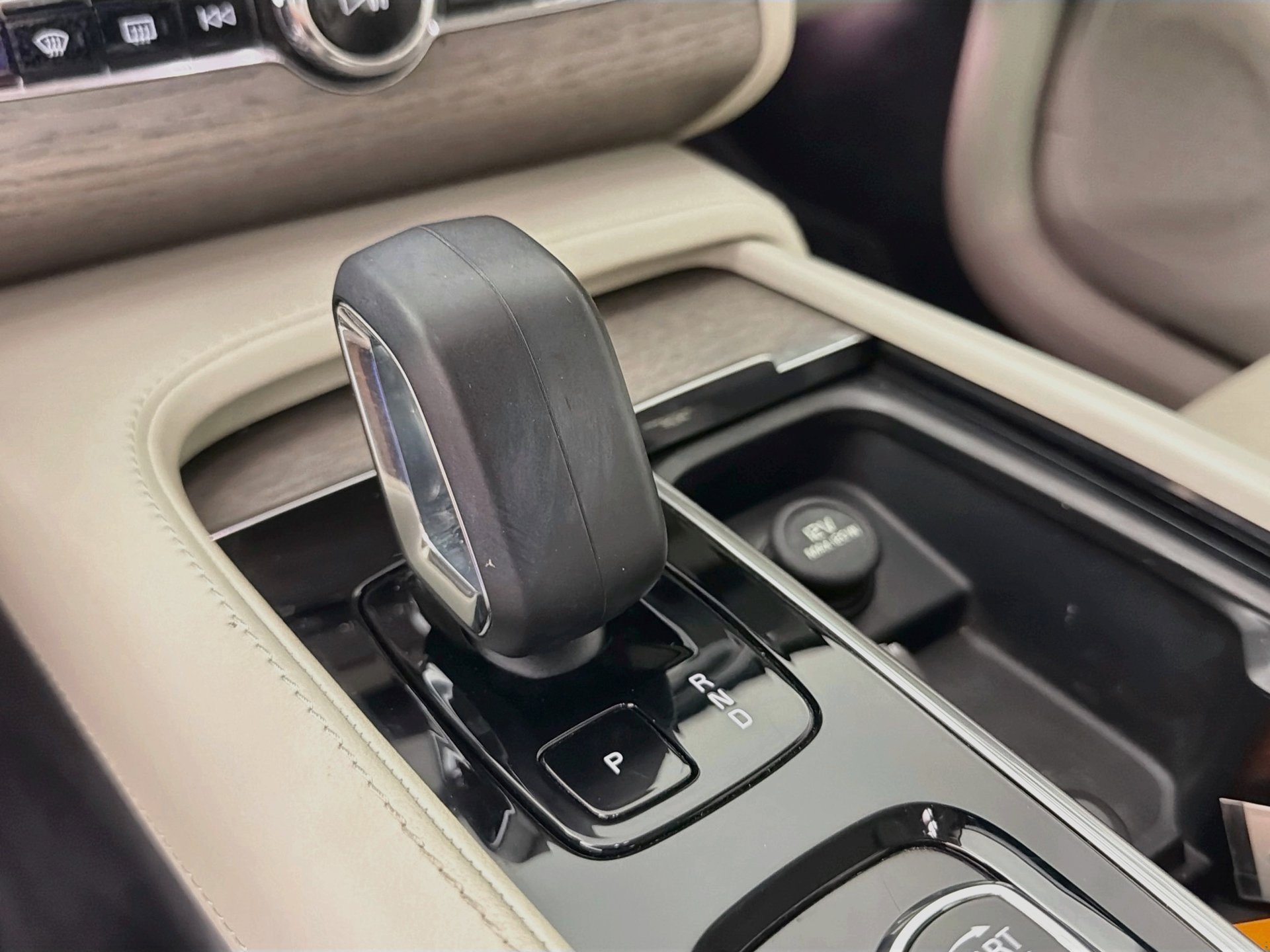 Certified 2023 Volvo XC90 B6 Core w/ Protection Package Premier AWD/4WD image 16