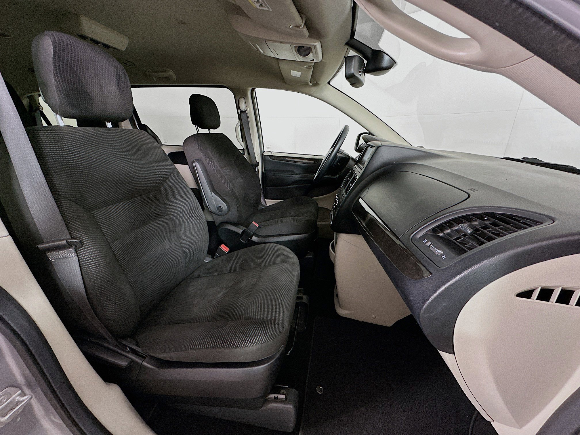 Used 2020 Dodge Grand Caravan SE w/ UConnect Hands-Free Group image 30