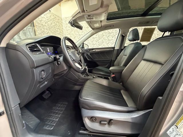 Used 2022 Volkswagen Tiguan SE w/ Panoramic Sunroof Package image 19