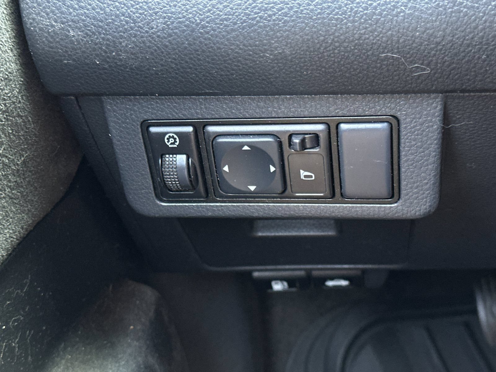 Used 2009 Nissan Versa 1.8 S FWD image 24