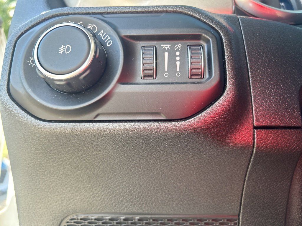 Used 2018 Jeep Wrangler Unlimited Sahara image 14