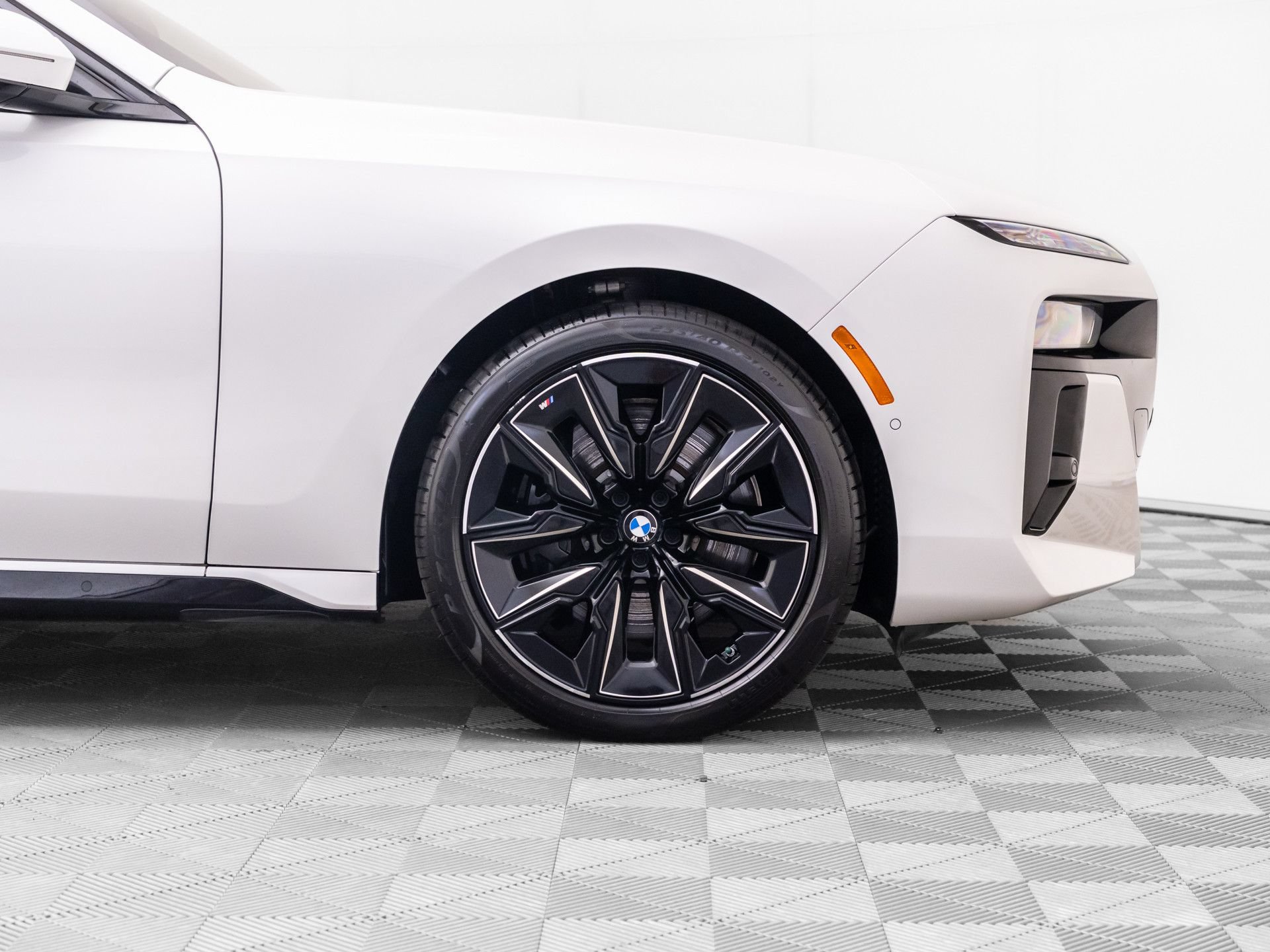 Certified 2023 BMW 760i xDrive w/ Executive Package AWD/4WD image 37