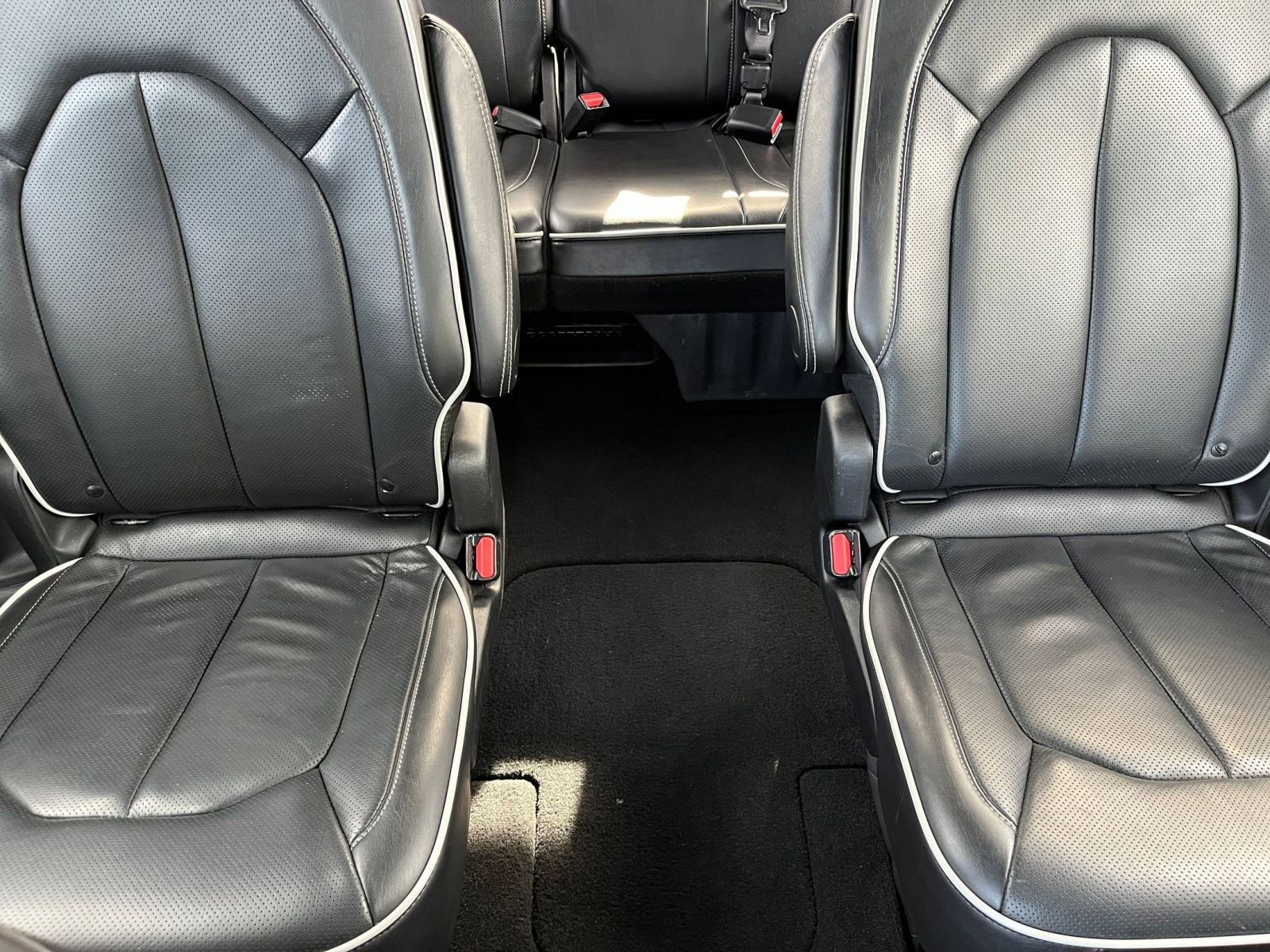 Used 2025 Chrysler Pacifica Limited image 43