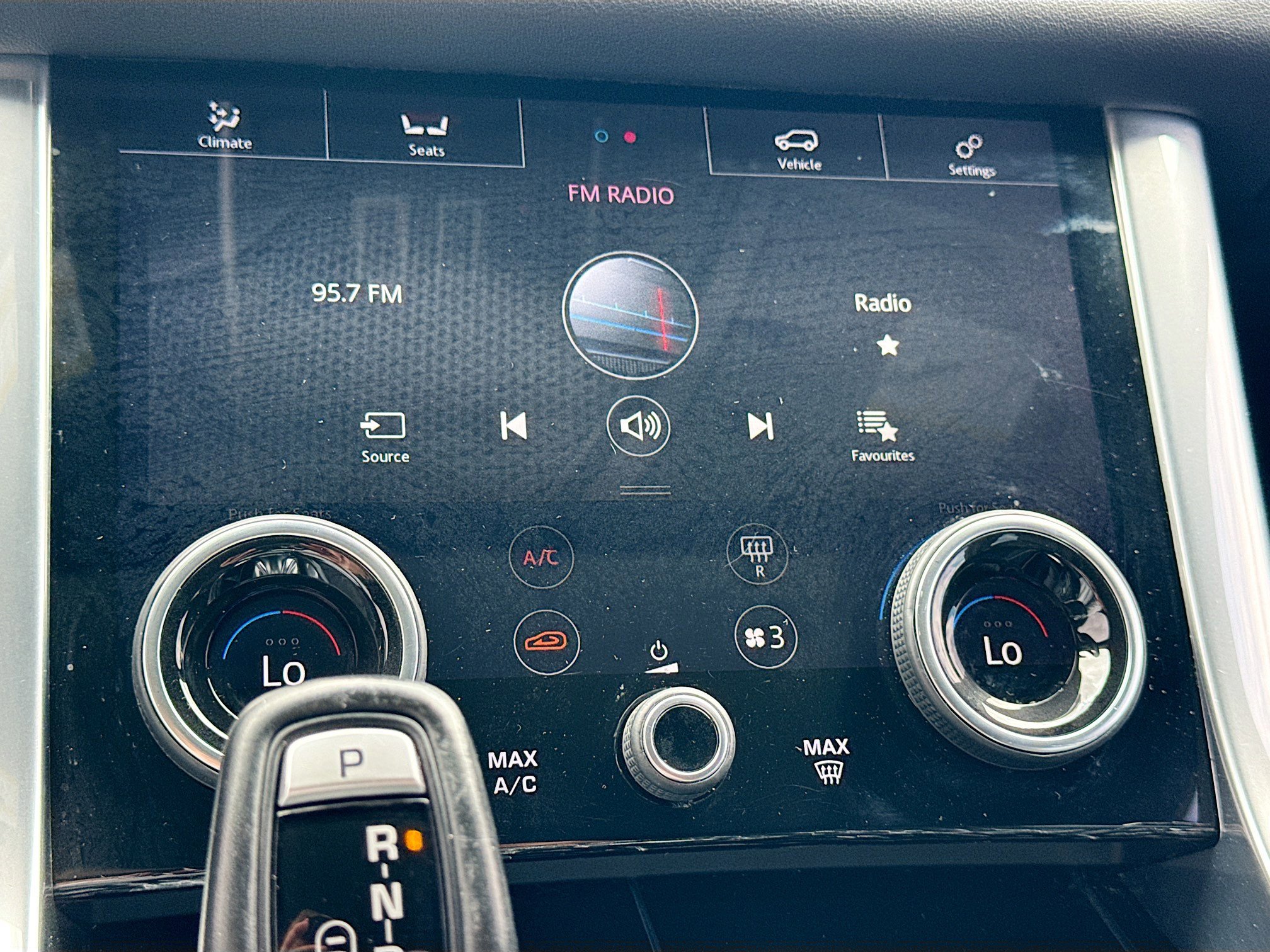 Used 2020 Land Rover Range Rover Sport HSE image 34