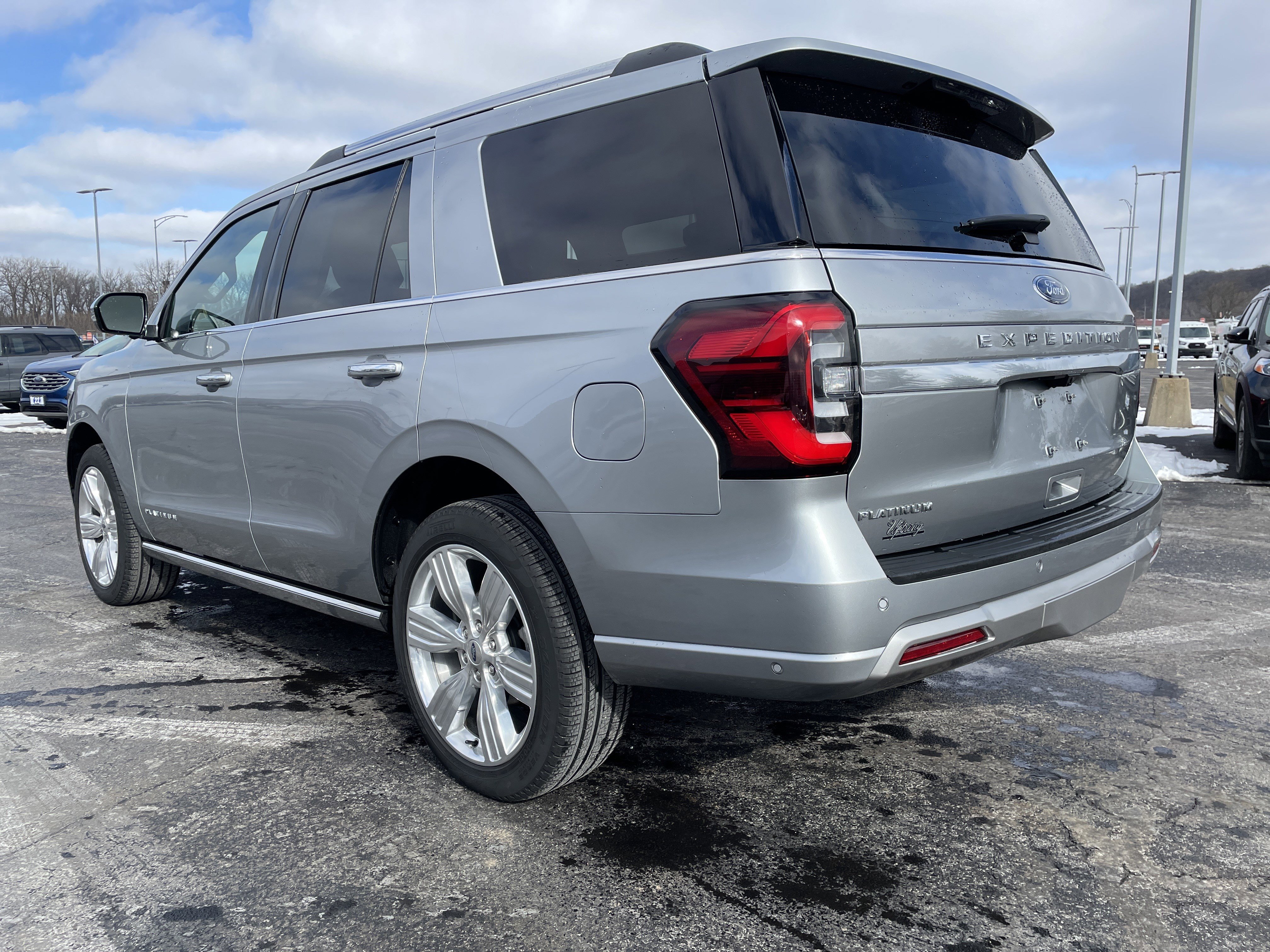 Used 2024 Ford Expedition Platinum image 3