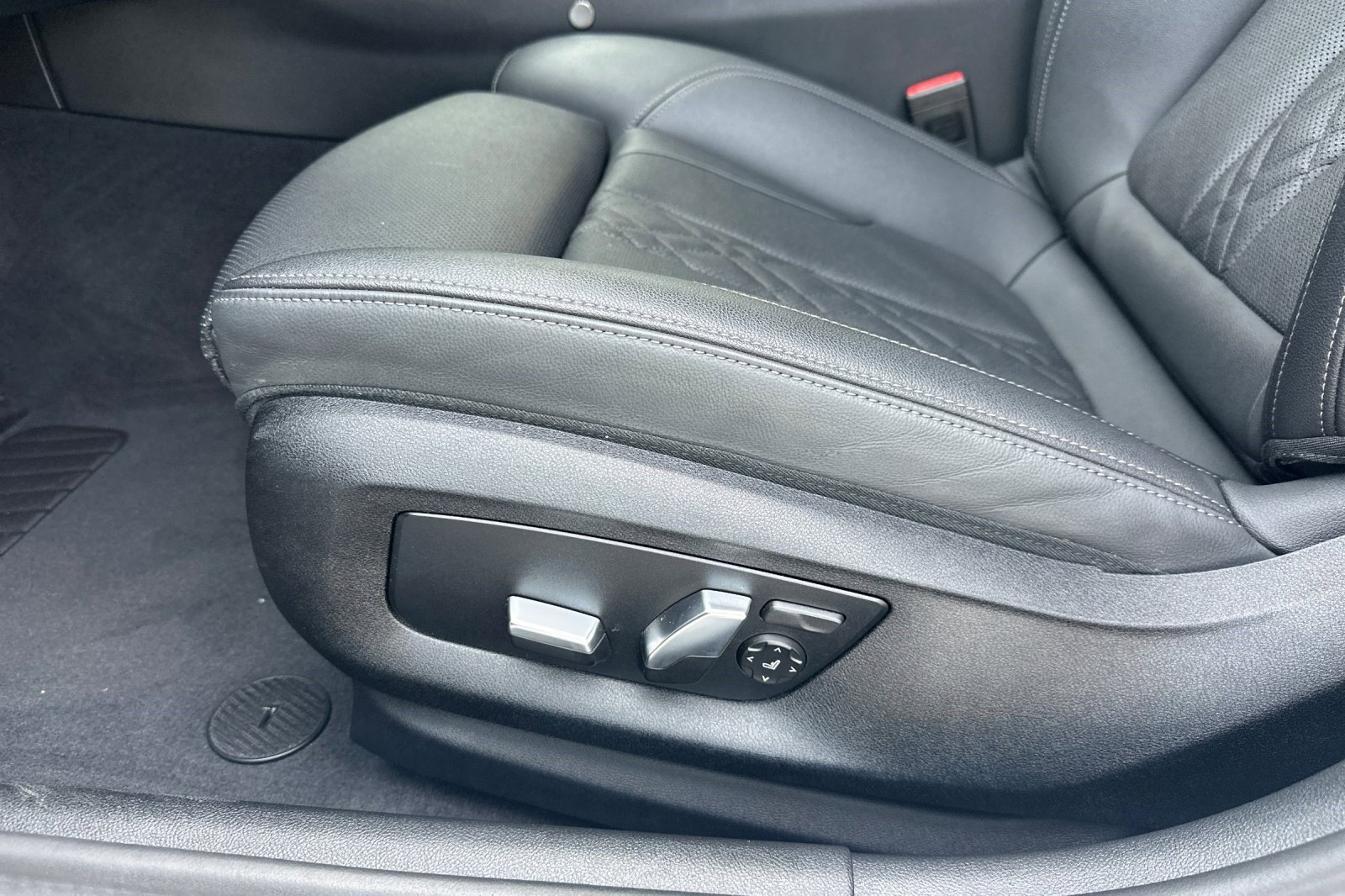 Certified 2023 BMW 530e w/ Convenience Package image 14