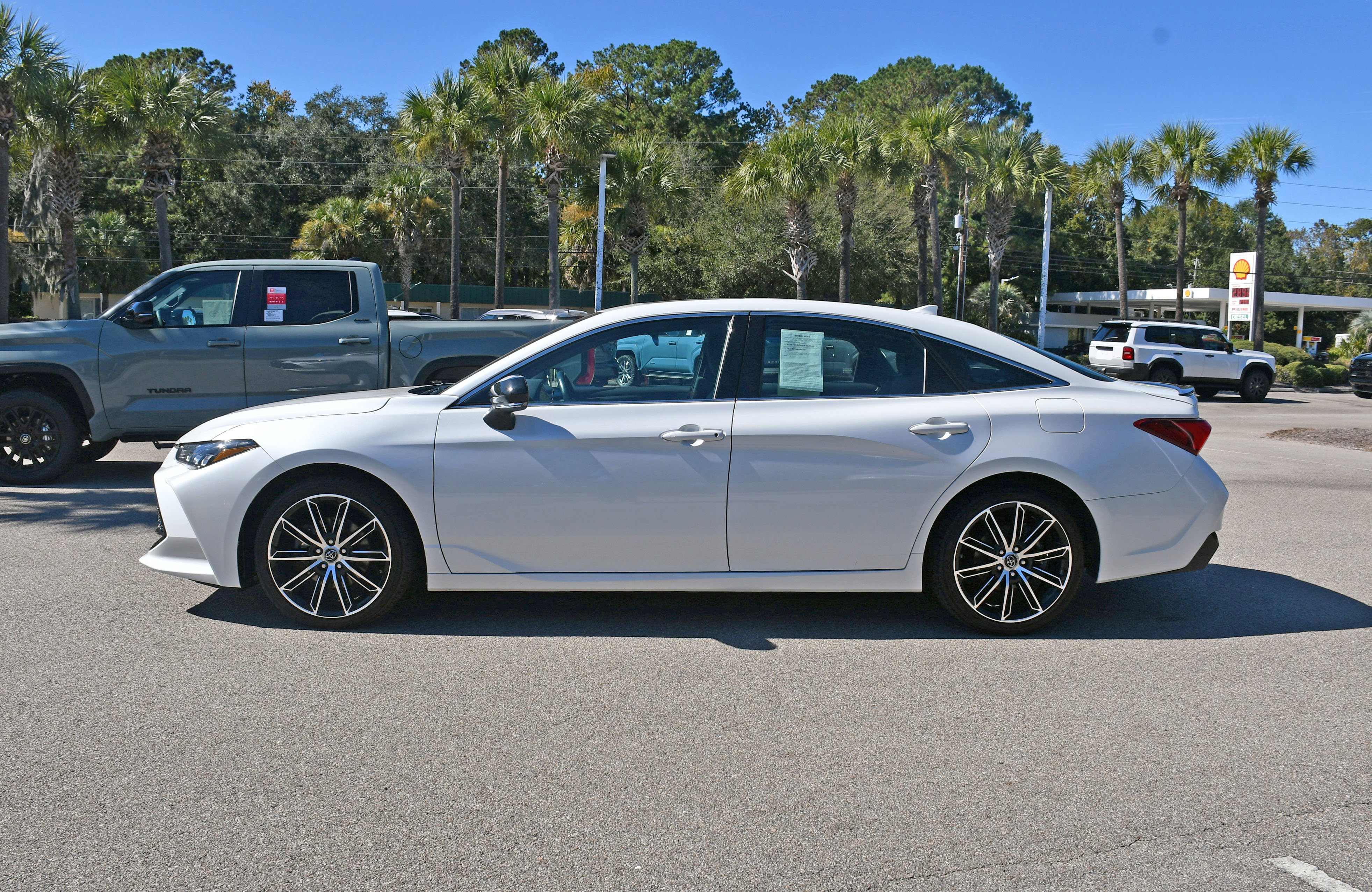 Used 2019 Toyota Avalon XSE image 2