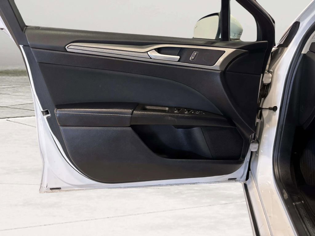 Used 2020 Ford Fusion SE image 16