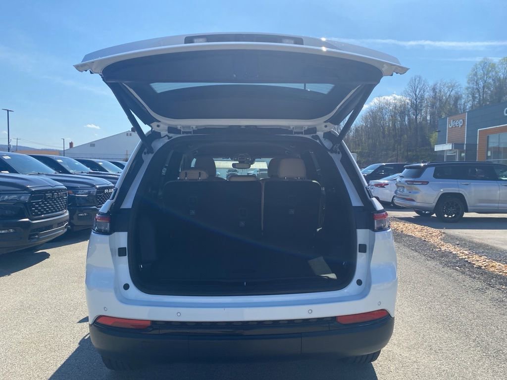 Used 2023 Jeep Grand Cherokee Limited w/ Black Appearance Package image 13