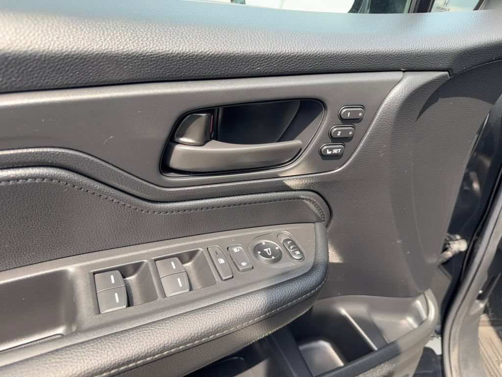 Used 2025 Honda Odyssey Sport-L image 9