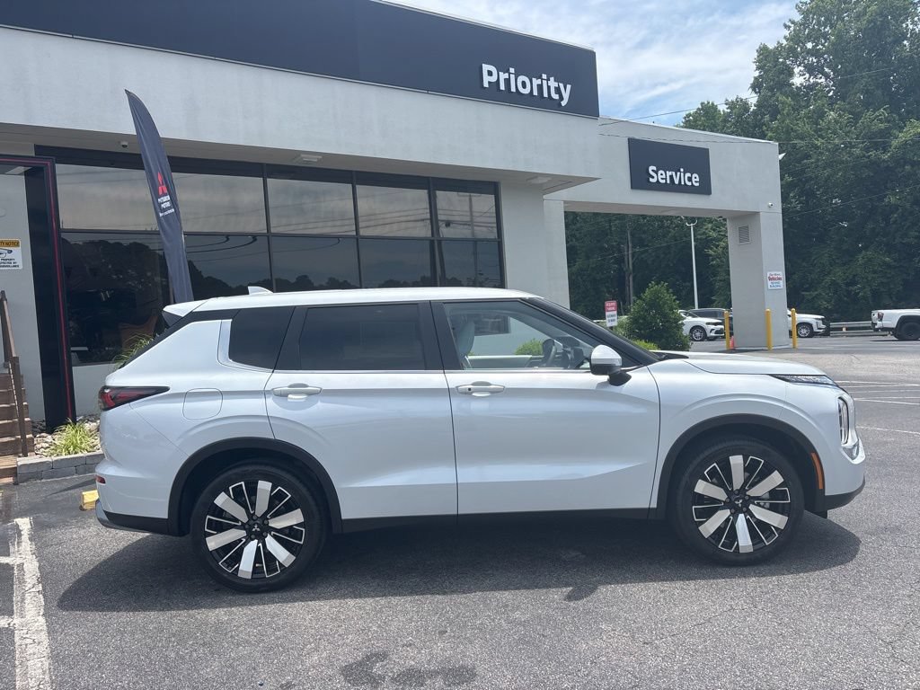 New 2026 Mitsubishi Outlander SE FWD image 2
