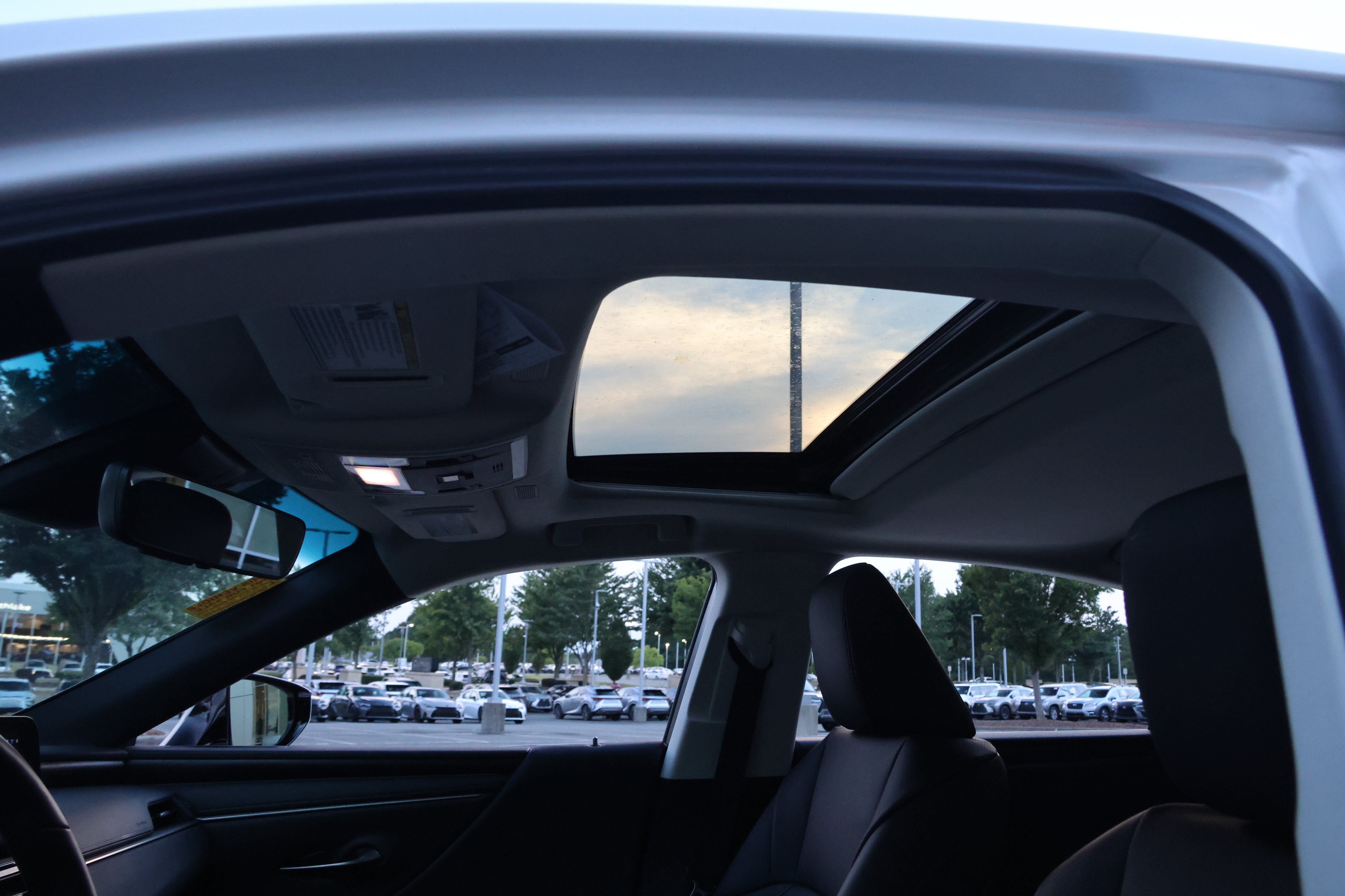 Certified 2025 Lexus ES 300h w/ Premium Package FWD image 31