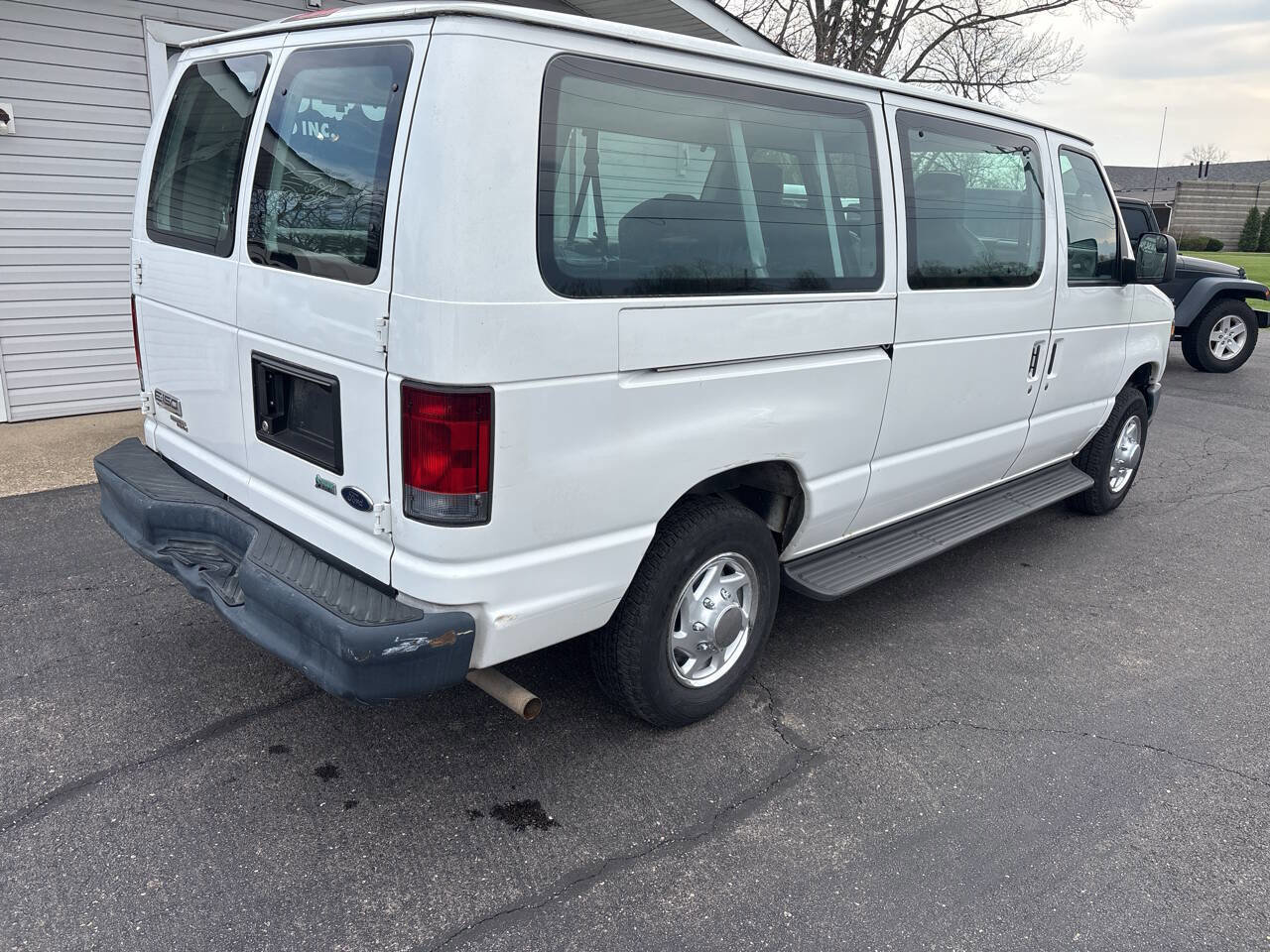 Used 2011 Ford E-150 and Econoline 150 Wagon w/ PWR Windows & Locks Group RWD image 3