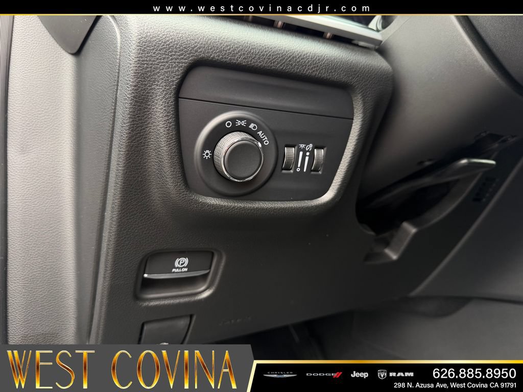 Used 2025 Jeep Grand Cherokee Altitude RWD image 16