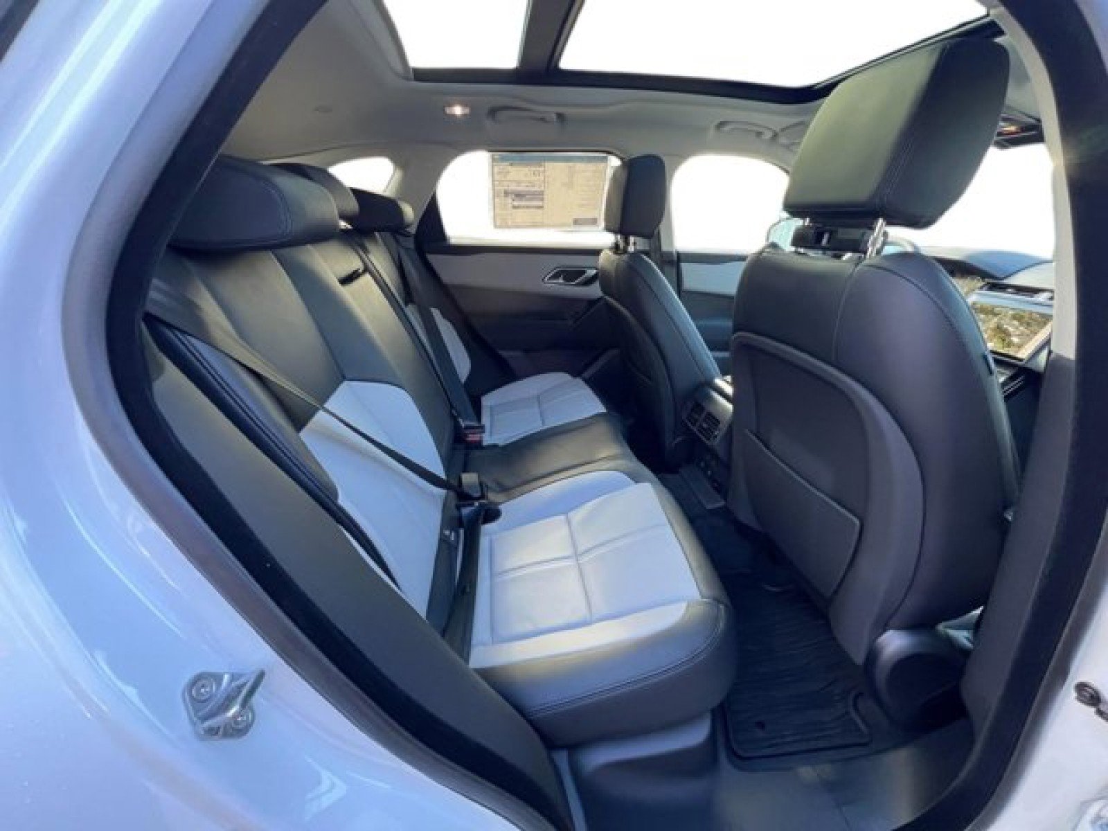 New 2025 Land Rover Range Rover Velar Dynamic SE image 13