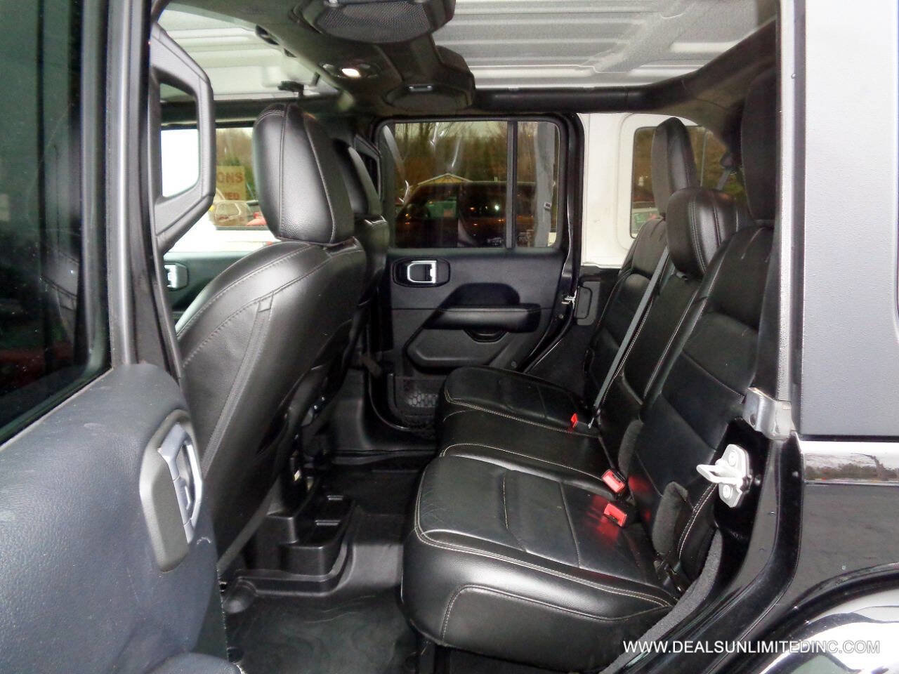 Used 2018 Jeep Wrangler Unlimited Sahara image 16