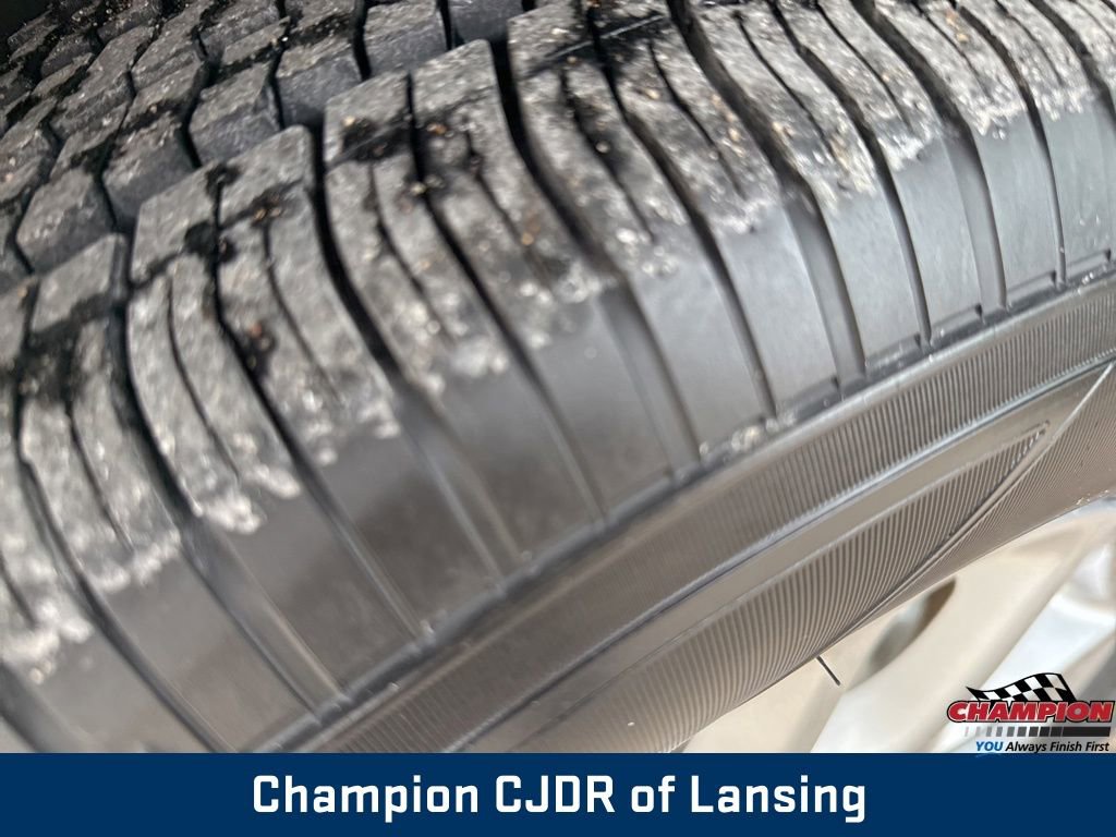 Used 2024 Chrysler Pacifica Touring-L image 11