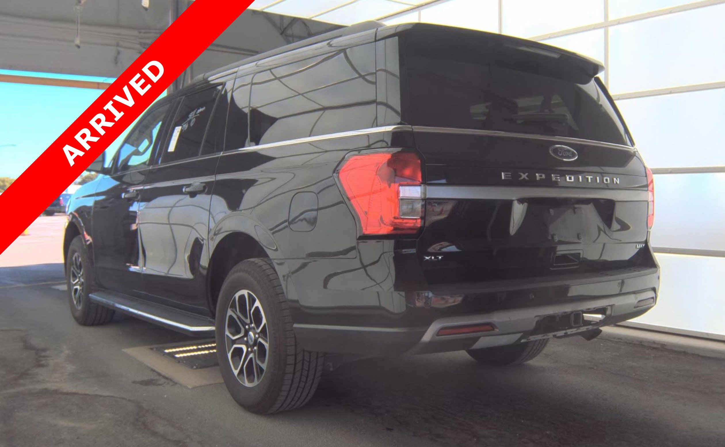 Used 2023 Ford Expedition Max XLT image 5