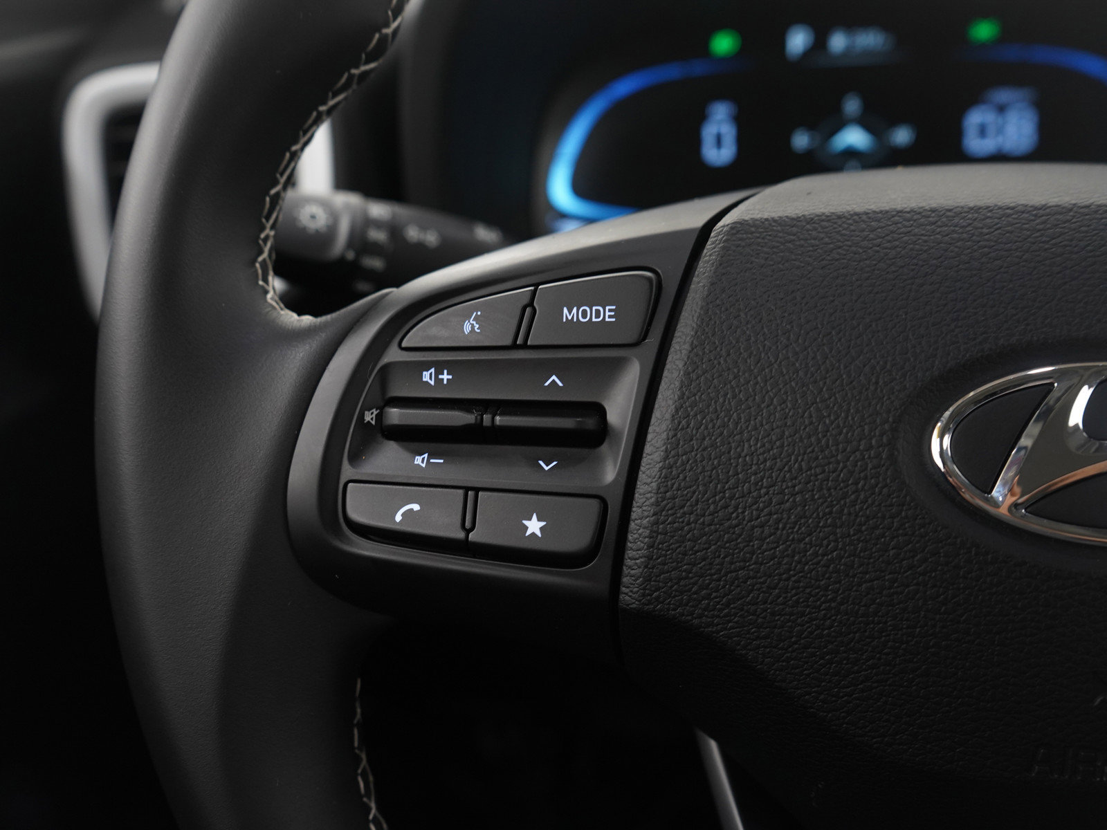 Certified 2025 Hyundai Venue Limited image 24