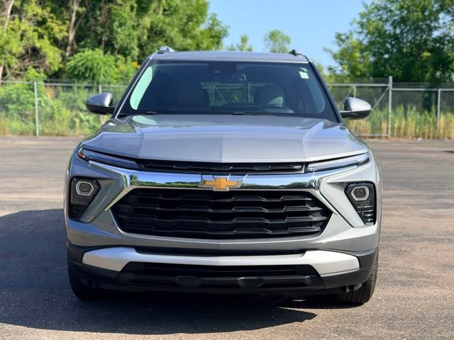 Used 2024 Chevrolet TrailBlazer LT w/ Convenience Package AWD/4WD image 3