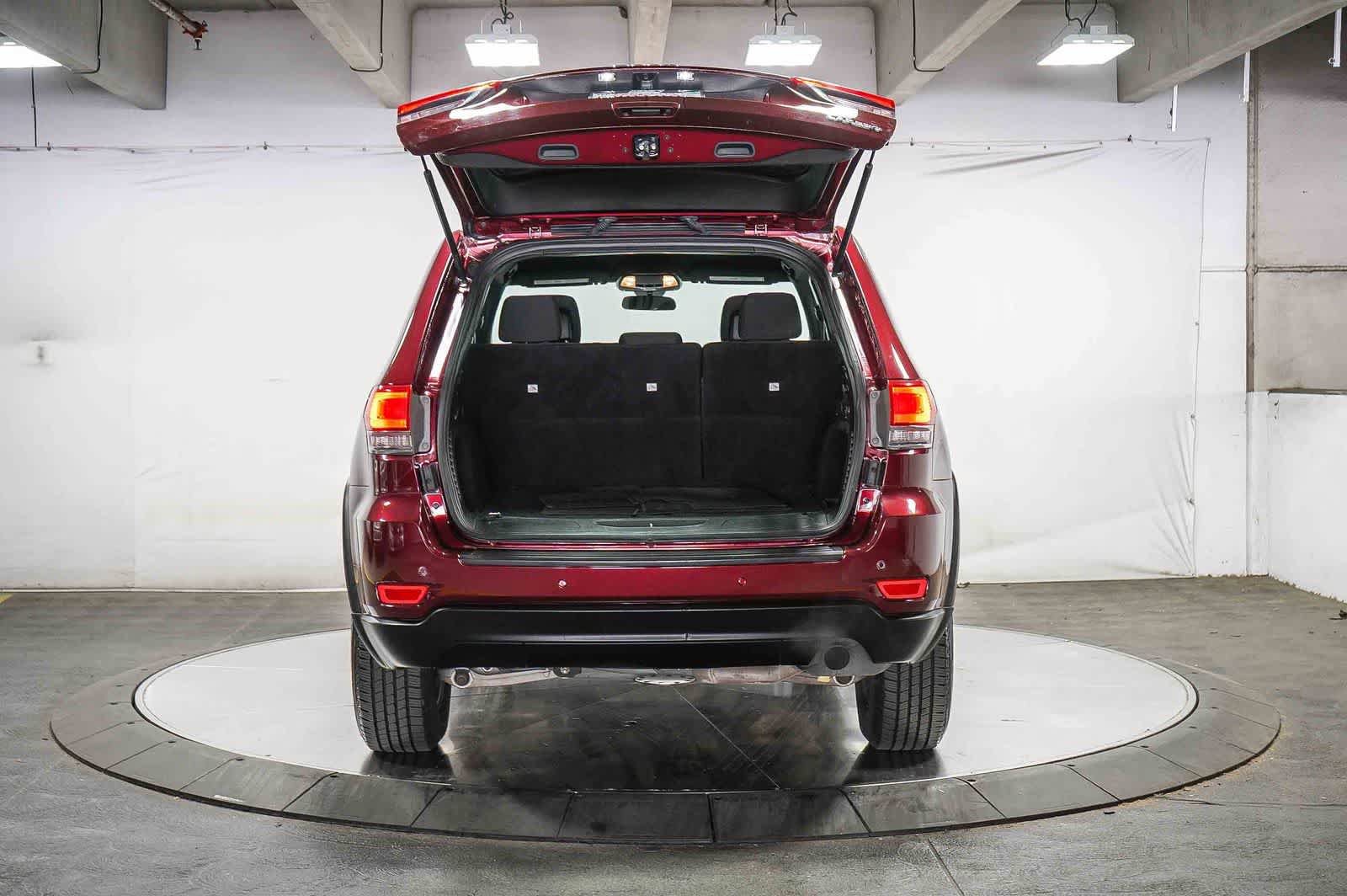 Used 2018 Jeep Grand Cherokee Laredo RWD image 26