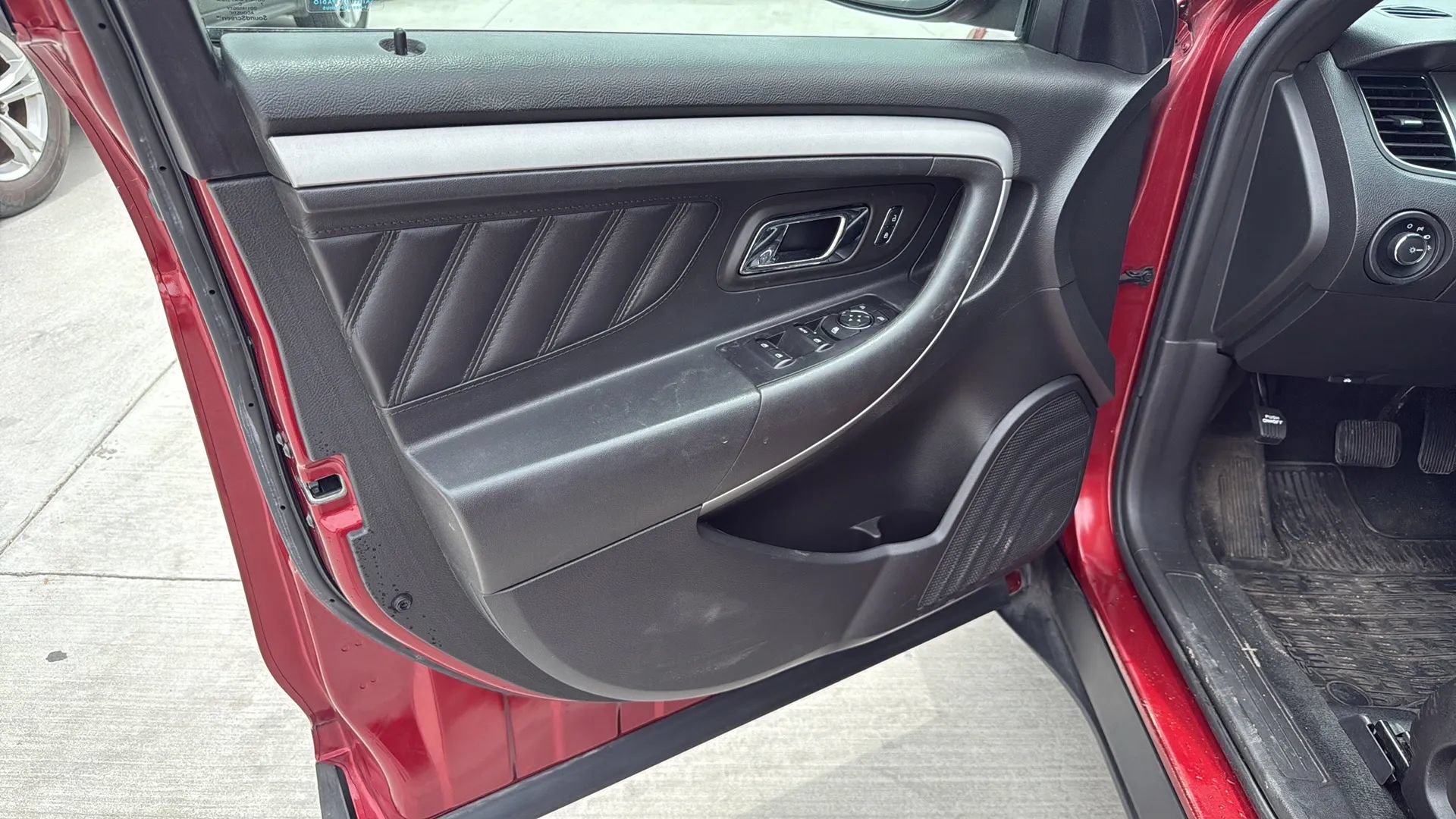 Used 2017 Ford Taurus SEL FWD image 5
