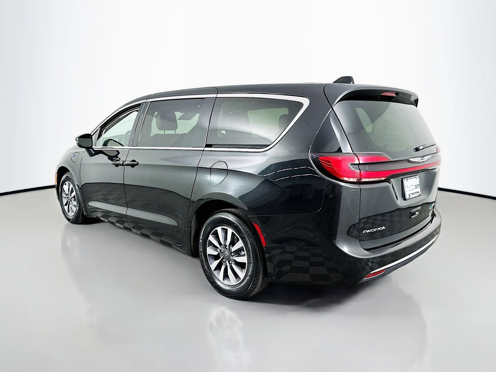 Used 2023 Chrysler Pacifica Touring-L FWD image 6