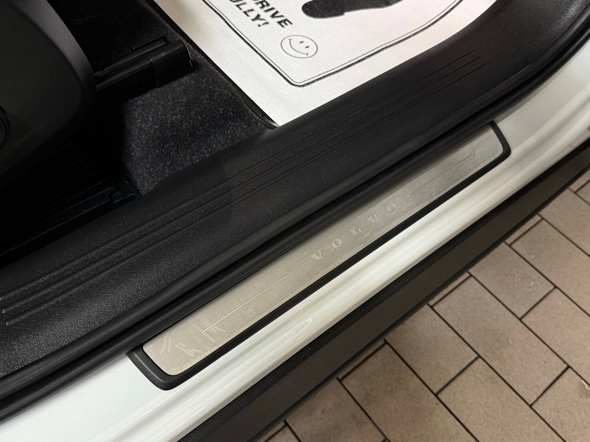 Used 2025 Volvo XC40 B5 Plus image 16