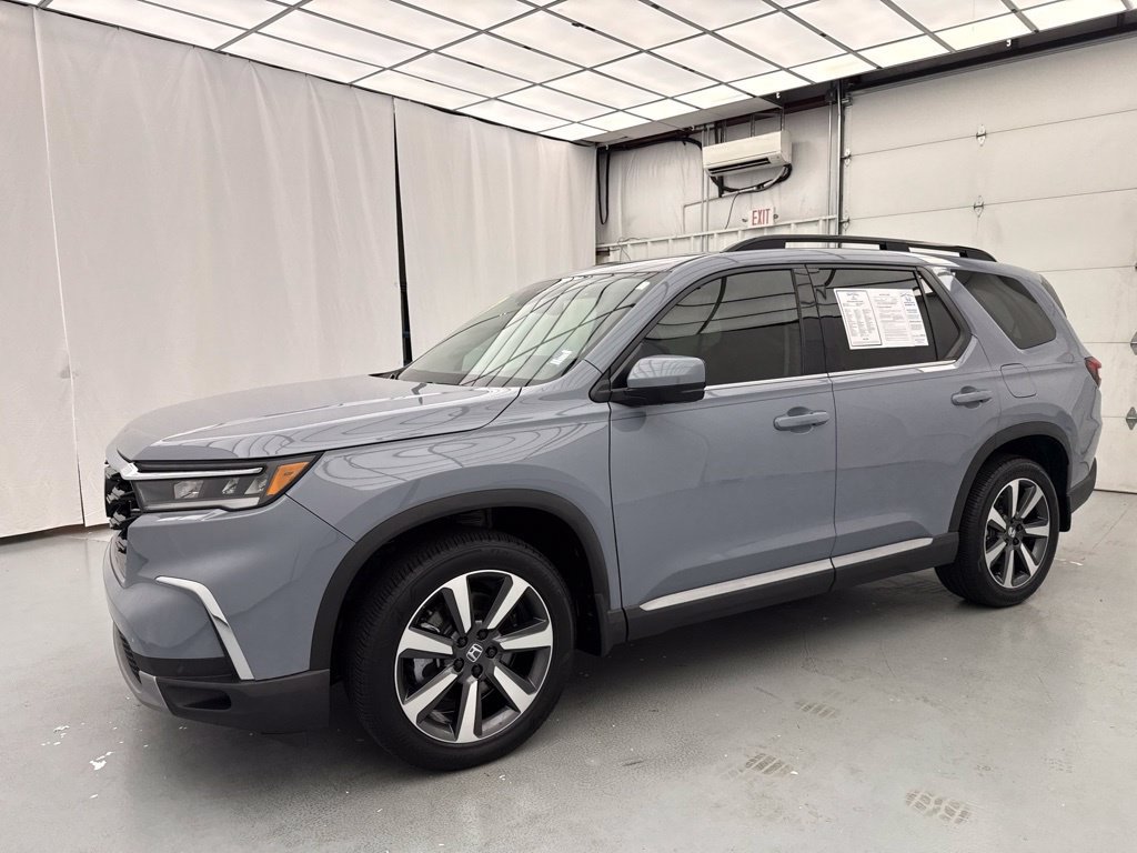 Used 2025 Honda Pilot Touring image 3