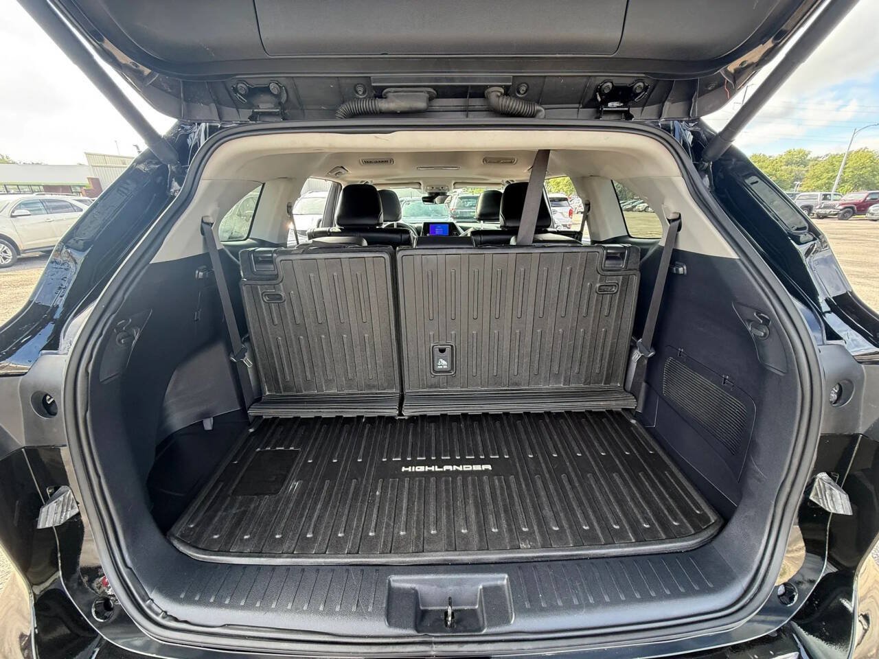 Used 2024 Toyota Highlander XLE AWD/4WD image 15